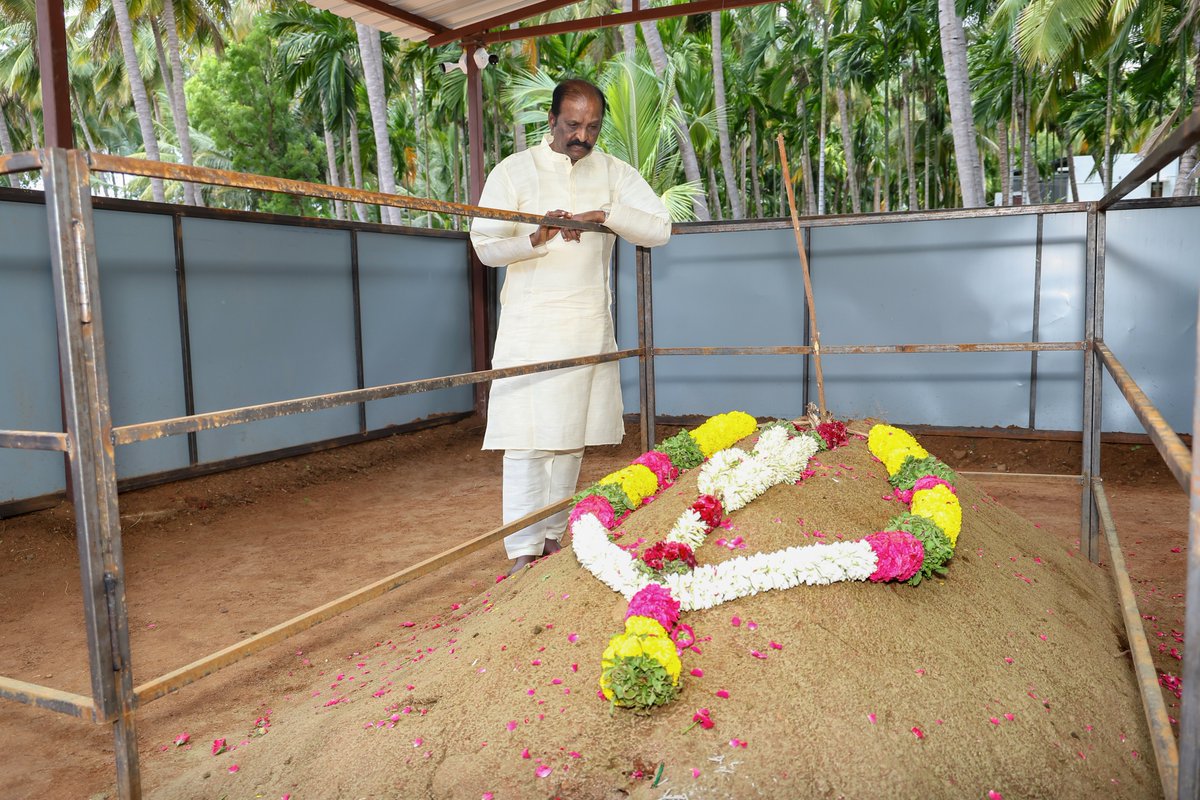 Vairamuthu's tweet photo. இமயத்தைப்
புதைத்த இடம் இதுதான்

தூங்கு ராஜா தூங்கு

ஓடி ஓடிக் களைத்தவனே
கலையாத உறக்கத்தில்
கனவுகளற்ற உறக்கத்தில்
ஓய்வுகொள்

மண்ணை இழுத்துப் போர்த்துப்
படுத்திருக்கும் உன்னை
குளிரோ மழையோ
வெயிலோ புயலோ
ஒன்றும் செய்யாது

நலம் கேட்க வந்த நான்
நல்லசெய்தி 
கொண்டுவரவில்லை

இதே இடத்தில் 
என்னோடு நின்று
இறுதி மரியாதை செலுத்திய 
உன் சீடன்
உனைத்தேடி வந்துவிட்டான்

��ோடிக் குதிரைகளை இழந்து
கவிழ்ந்து கிடக்கிறது
கலைத்தேர்

கடமை இருக்கிறது

இந்த மண்ணகத்தில்
உனக்கொரு மணிமண்டபம்;
அரசுக்குக்
கோரிக்கை வைக்கிறேன்

முதலமைச்சர் விஜயைச்
சந்திக்கவும் தயங்கமாட்டேன்

இந்த இடம்
கலைக்கோயிலாக
என்று கட்டப்படுமோ
அன்று
தேனி மாவட்டம் முழுக்க
தேவர்கள் பூச்சொரிவர்