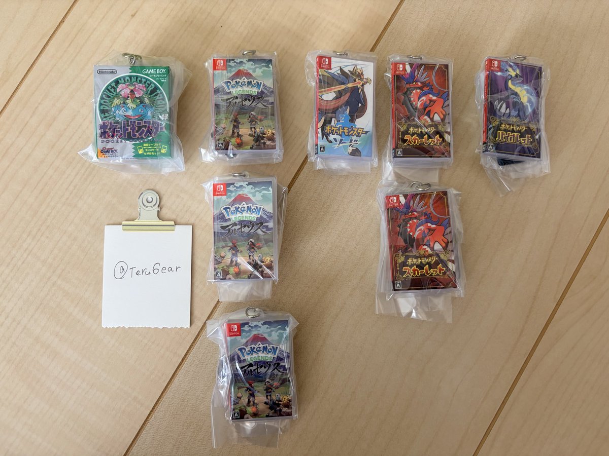 Teru6ear's tweet photo. 【交換】
ポケモン パッケージ&amp;カートリッジ キーホルダーコレクション

1996-2002
【譲】緑
【求】サファイア
2019-2025
【譲】アルセウス、ソード、スカーレット、バイオレット
【求】シールド

郵送交換希望📮
サファイアとシールド優先ですが、Switch↔︎DSシリーズも交換可能です。 https://t.co/gwCbh5efrH
