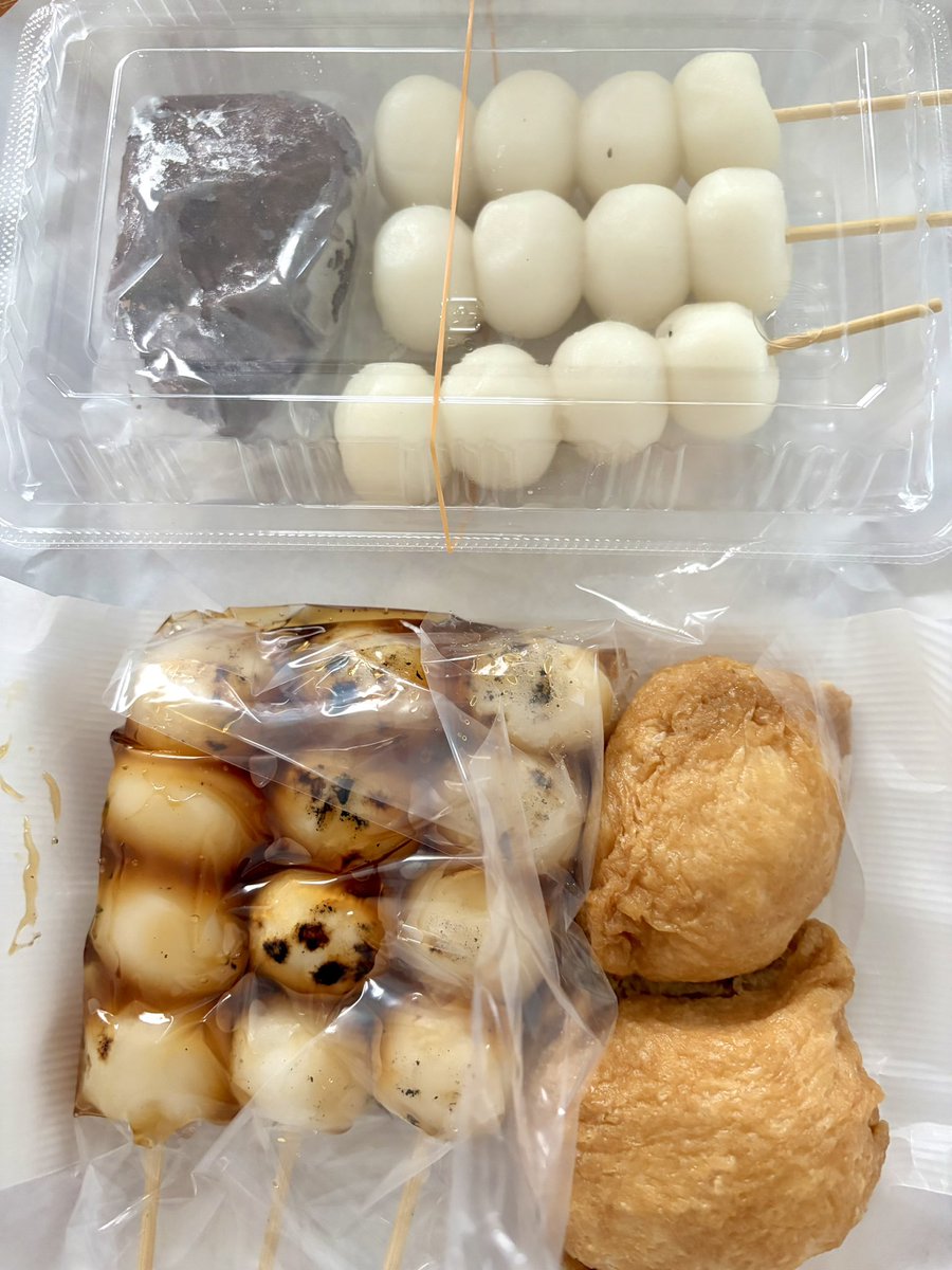 alice7arpa's tweet photo. 今日で閉店のいつもの和菓子屋さんに行ったら20人以上並んでたΣ(ﾟдﾟ；)

近所のおじさんが、｢朝は100人以上並んでたよ｣って教えてくれた:( ;´꒳`;):

お店の人も焼いても焼いてもまだ足りないって…

やっぱりみんなここのお団子好きなんだね〜(´；ω；｀)

59年…長い間お疲れ様でしたm(_ _)m https://t.co/fl5Kh1idZZ