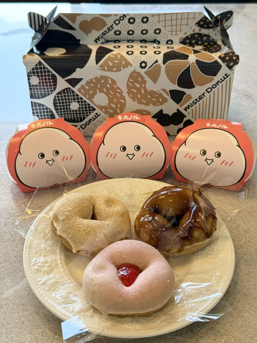 sae_miya's tweet photo. フォロワーさんに影響を受けて、初もっちゅりん🍩✨

苺は今日が最終日だったみたい🍓
店頭の販売数が少なくてビックリ！
苺は2個、みたらし＆きなこは5個だけ😂

苺はラスト1個をギリギリ購入できた🥹🍓✨

今日のおやつにいただいたけど、もちもちの幸せ食感で、とっても美味しかった😋🪽💕 https://t.co/03dSJeGyVC