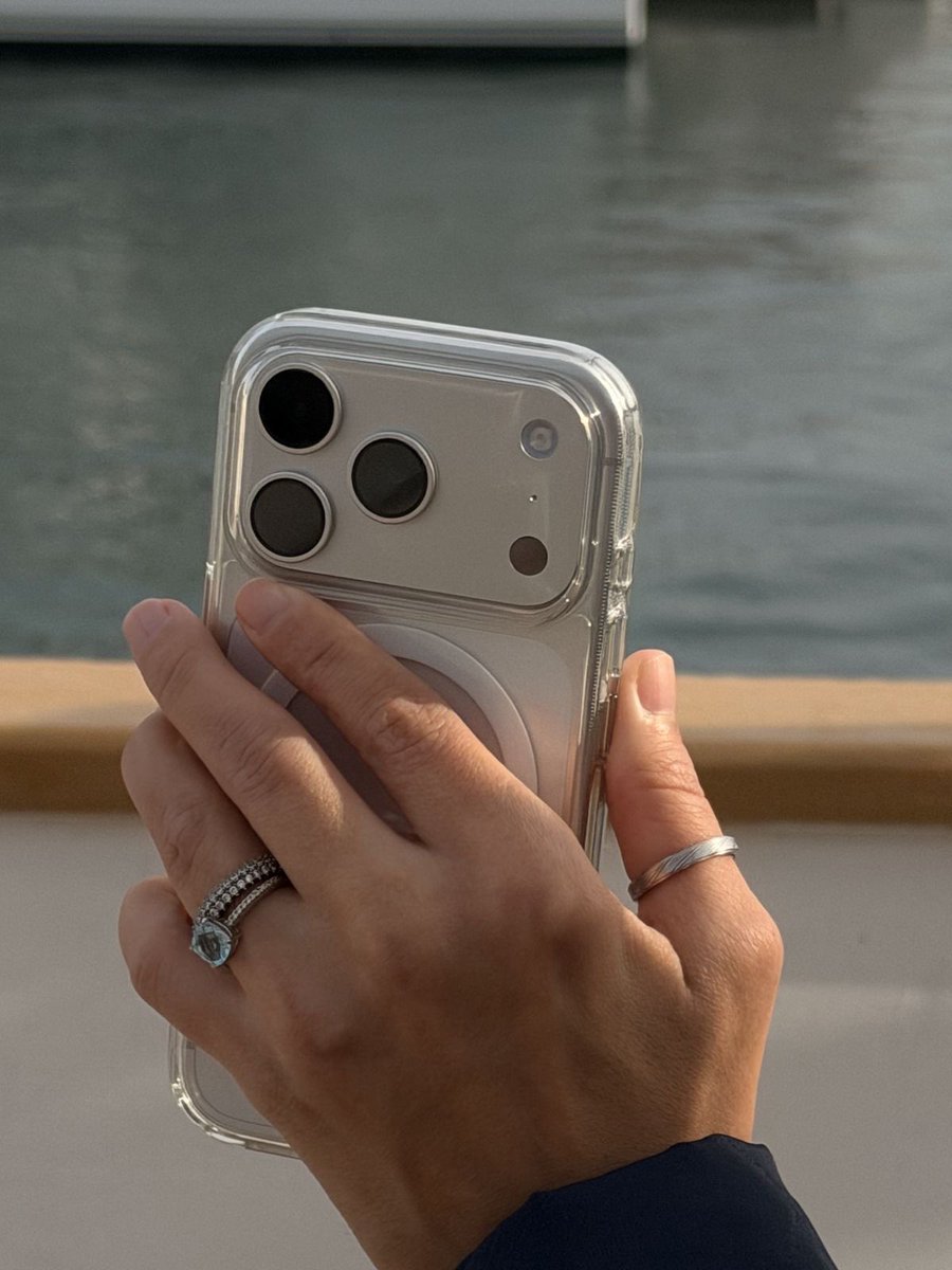 muskaan___07's tweet photo. iPhone 17pro silver      or      iPhone 17pro blue https://t.co/4r8xbiEAQh