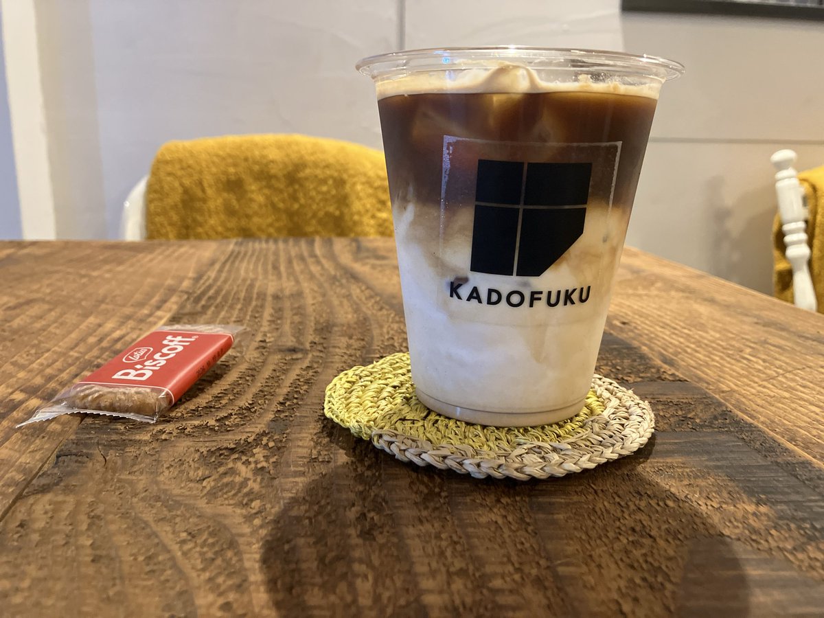 yu62339's tweet photo. 偶然通りかかったら、プレ（プレ）オープンされてました。

せっかくですのでアイスカフェラテをオープニング価格で。

✴︎外のベンチは関口呉服屋さんだった時の看板を元に創られたそうです。

#KADOFUKU
#CAFFEE&amp;BAGLE https://t.co/tA6QmHxoaQ