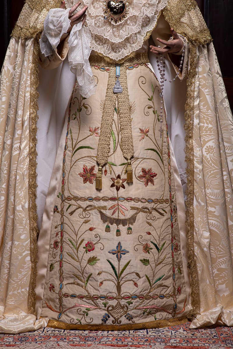 AmoryCaridad's tweet photo. ⚜️ Nuestra Señora de la Caridad ataviada para el Tiempo Ordinario.

🪡 Estrena una nueva saya que mezcla piezas ejecutadas en hilo de oro y sedas de colores sobre soporte de sedacolor marfil, realizada adaptando unos antiguos bordados procedentes de una dalmática de factura italiana.

#CofradíasMLG