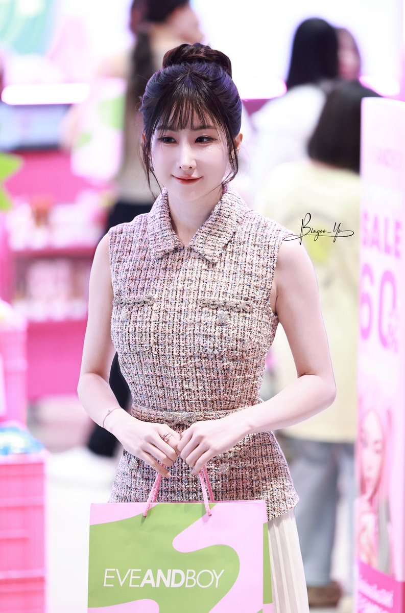 Bingoo_Yo's tweet photo. Show us your favorite photo of Yoko from today’s event! We’d love to see it. 📸

EVEANDBOY CAFE NOSE TEA APASRA
#YokoAtEVEANDBOY https://t.co/UbwAKWbDmr