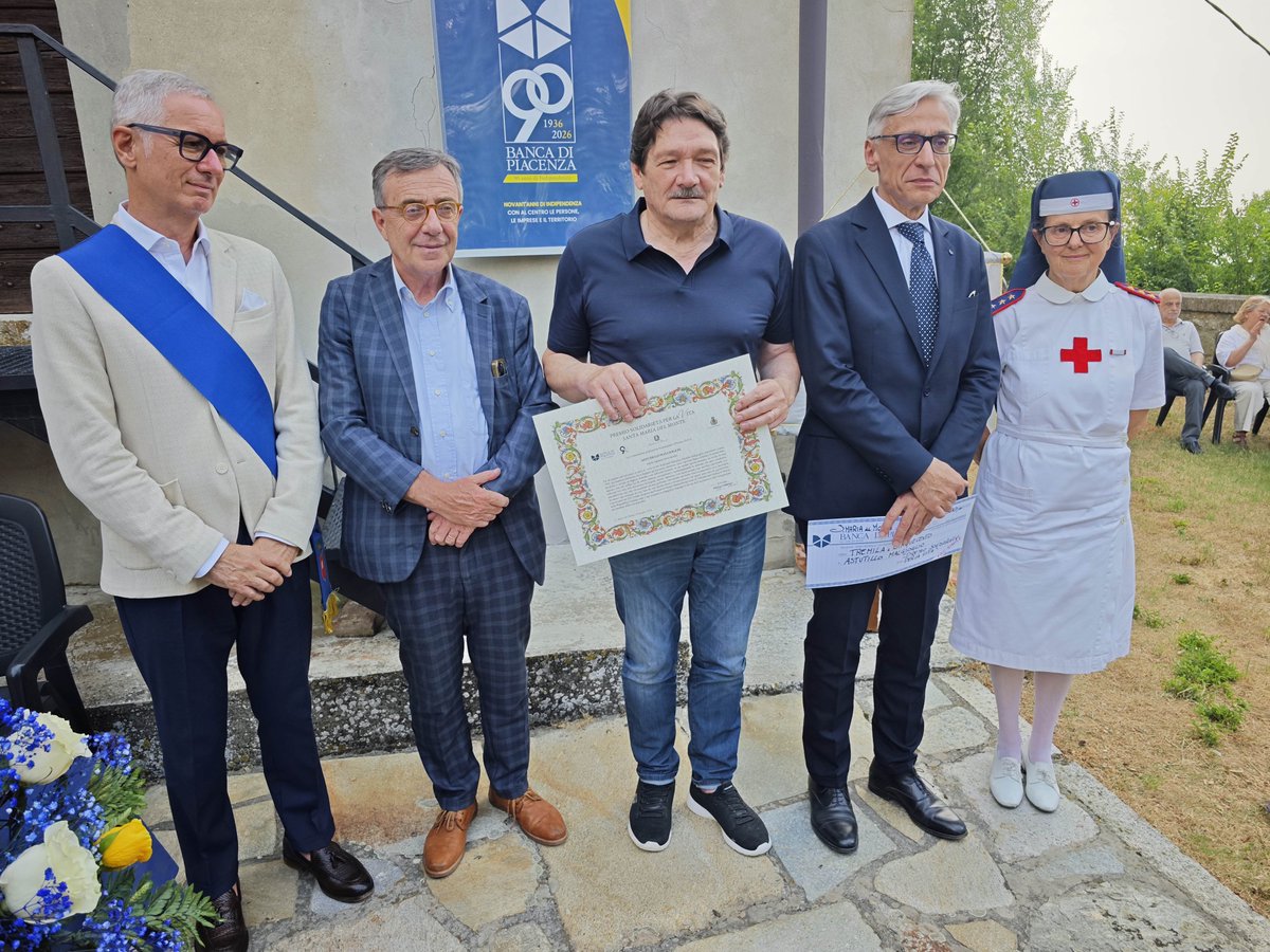 bancadipiacenza's tweet photo. Uno sportivo non comune che ha fatto qualcosa di grande. Consegnato il Premio solidarietà per la vita a Malgioglio. Leggi di più al link https://t.co/4Yy1R3pOaY #BancadiPiacenza https://t.co/E3y1qifWJh