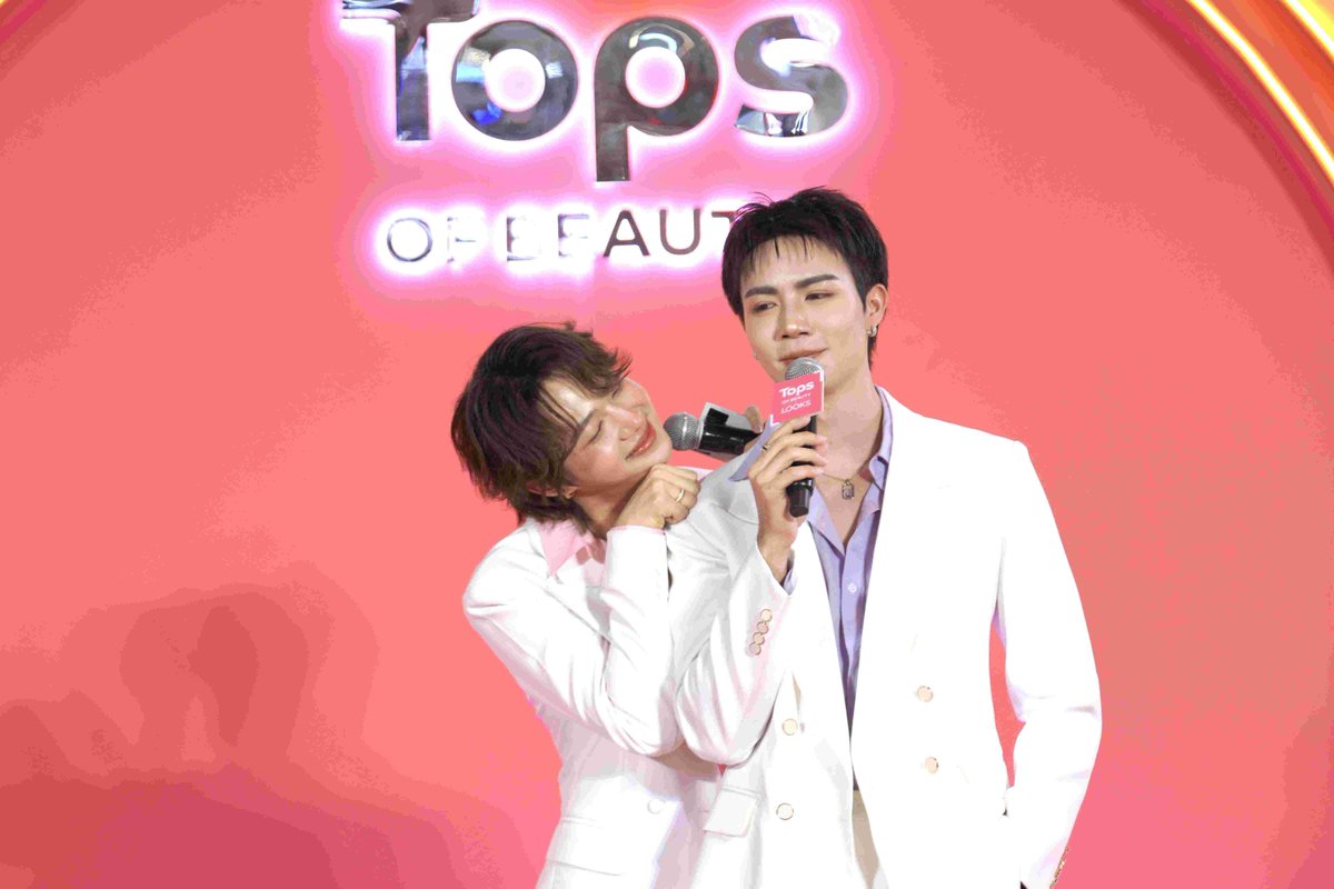 Hello_asian's tweet photo. สดชื่น 3ปี ซ้อน !!! ซี-นุนิว ควงคู่ รับตำแหน่งพรีเซนเตอร์ มอนดามิน เข้าปีที่ 3 !!!

"มอนดามิน”  เสิร์ฟประสบการณ์ความสดชื่น ควงพรีเซนเตอร์ 3 ปีซ้อน #ซีนุนิว 
แจกโมเมนต์สุดเอ็กซ์คลูซีฟ ใน TOPS OF BEAUTY BY LOOKS

#MondahminSweetCandy #MondahminxZeeNuNew #TOPsofBeauty2026 #TOPS #Mondahmin #ZeeNuNew 
#MONDAHMINฟินทุกโมเมนต์ #มอนดามินกลั้วได้ทั่วไม่ต้องกลัวแสบปาก

มอนดามิน (Mondahmin) ผู้นำตลาดน้ำยาบ้วนปากอันดับ 1 จากประเทศญี่ปุ่น ตอกย้ำแบรนด์ที่ได้รับความไว้วางใจจากผู้บริโภค สร้างประสบการณ์ความรู้สึกดีให้ผู้บริโภคอย่างต่อเนื่อง ควง ซี-นุนิว พรีเซนเตอร์ 3 ปีซ้อน มอบรอยยิ้มและกิจกรรมสุดเอ็กซ์คลูซีฟภายในงาน “TOPS OF BEAUTY BY LOOKS” ณ ศูนย์การค้าเซ็นทรัล เวสต์เกต

              นายชิน อิวาตะ ตำแหน่ง Executive Manager บริษัท เอิร์ธ (ประเทศไทย) จำกัด ภายใต้แบรนด์ มอนดามิน เปิดเผยว่า มอนดามินให้ความสำคัญกับการส่งเสริมการดูแลสุขภาพช่องปากอย่างครบขั้นตอน และมุ่งสร้างประสบการณ์ที่ดีให้กับผู้บริโภคมาโดยตลอด ซึ่งการร่วมงานกับพรีเซนเตอร์ “ซี-พฤกษ์ พานิช” และ “นุนิว-ชวรินทร์ เพริศพิริยะวงศ์” ต่อเนื่องเป็นปีที่ 3 ถือเป็นอีกหนึ่งความสำเร็จที่เชื่อมโยงระหว่างแบรนด์กับผู้บริโภครุ่นใหม่ พร้อมส่งต่อภาพลักษณ์ของการดูแลสุขภาพช่องปากที่เข้าถึงง่าย สนุก และเป็นส่วนหนึ่งของไลฟ์สไตล์ประจำวัน

ภายในงานยังมอบประสบการณ์กับกิจกรรมสุดเอ็กซ์คลูซีฟ “Mondahmin Sweet Candy x Tops” ให้กับผู้โชคดีทั้ง 20 ท่าน ได้ใกล้ชิดกับ “ซี-นุนิว” ผ่านสวีท เบเนฟิต (Sweet Benefit) ได้แก่ กิจกรรม Mini Talk ถ่ายภาพโพลารอยด์และถ่ายภาพดิจิทัลร่วมกัน เล่นเกมบนเวที พร้อมรับ Box Set ผลิตภัณฑ์มอนดามินเป็นของที่ระลึก สร้างรอยยิ้มและความประทับใจ โดยมี ป๊อปปี้-รัชพงศ์ อโนมกิติ เป็นพิธีกรดำเนินความสนุกตลอดทั้งงาน

โดย “ซี-พฤกษ์ พานิช” และ “นุนิว-ชวรินทร์ เพริศพิริยะวงศ์” ได้พูดถึงความประทับใจในกิจกรรมครั้งนี้ว่า “พวกเราทั้งสองคนดีใจมาก ๆ ครับ ที่ได้เจอกับทุกคนในวันนี้ ขอบคุณแฟน ๆ ที่ให้การสนับสนุนมาตลอด สิ่งหนึ่งที่พวกเราให้ความสำคัญคือการดูแลตัวเองในทุกวัน ซึ่งสุขภาพช่องปากก็เป็นอีกเรื่องที่ไม่ควรมองข้าม เพราะรอยยิ้มที่มั่นใจเริ่มต้นจากการดูแลที่ครบขั้นตอน หวังว่าทุกคนจะได้รับทั้งความสุข ความสนุก และนำเคล็ดลับการดูแลตัวเองไปใช้ในชีวิตประจำวันนะครับ”

ผลิตภัณฑ์น้ำยาบ้วนปาก “มอนดามิน (Mondahmin)” จากประเทศญี่ปุ่น ทั้ง 8 สูตร โดดเด่นด้วยสูตรที่ช่วยดูแลสุขภาพช่องปากอย่างครบขั้นตอน ทั้งการลดการสะสมของแบคทีเรีย ช่วยให้ลมหายใจสดชื่น อาทิ สูตร Natural Care ที่ช่วยลดคราบพลัคสะสมและระงับกลิ่นปาก พร้อมสารสกัดจากธรรมชาติถึง 10 ชนิด ช่วยให้ลมหายใจสะอาด สดชื่น และปราศจากแอลกอฮอล์ เหมาะสำหรับการใช้งานในชีวิตประจำวัน สูตร Night Care ถูกออกแบบมาเพื่อการดูแลช่องปากในช่วงกลางคืน ช่วยลดการสะสมของแบคทีเรียตลอดคืน พร้อมกลิ่นจัสมินอ่อนโยน ทำให้ตื่นมาพร้อมความรู้สึกสดชื่น และอีกหนึ่งสูตรยอดนิยมอย่าง Kawaii ที่ช่วยดูแลความสะอาดและความขาวของฟันอย่างอ่อนโยน มาพร้อมรสชาติมิกซ์ฟรุตและกลิ่นหอมสไตล์ผลไม้ญี่ปุ่น ให้ประสบการณ์การดูแลช่องปากที่ทั้งสนุกและแตกต่างให้มั่นใจในทุกวัน

ร่วมสร้างความประทับใจร่วมกันไปกับผลิตภัณฑ์น้ำยาบ้วนปาก “มอนดามิน (Mondahmin)” เพราะการแปรงฟันอย่างเดียวยังไม่เพียงพอ จึงต้องมีน้ำยาบ้วนปากทำให้สเต็ปการดูแลครบถ้วน ติดตามกิจกรรมดีๆ แบบนี้ในครั้งต่อไปได้ที่ Facebook Page: Mondahmin, X (Twitter): @Mondahminth และ Tiktok: @mondahmin.th