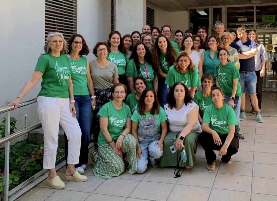 Assembleadocent's tweet photo. A l'IES Can Peu Blanc denuncien una realitat compartida: menys grups, menys professorat, més alumnat amb necessitats específiques i ràtios que empitjoren l'educació pública.

Al setembre, la resposta serà l'organització. ✊
@edun_ib @fapamallorca
  
📝https://t.co/smxTxH3kG2 https://t.co/AxUkHQnVnS