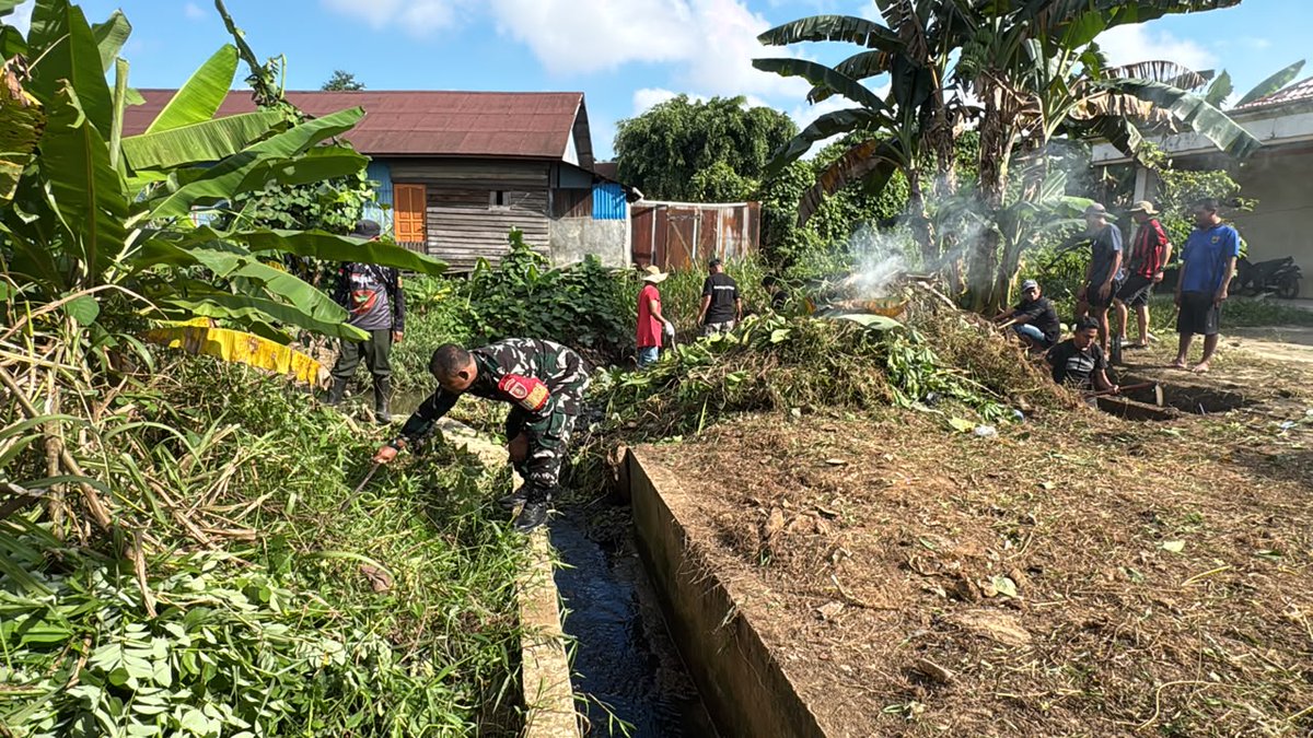 Kodim0901Smd's tweet photo. Babinsa Bersama Warga Gotong Royong Membersihkan Parit, Wujud Kepedulian Terhadap Lingkungan https://t.co/ZcEBlRTlmC