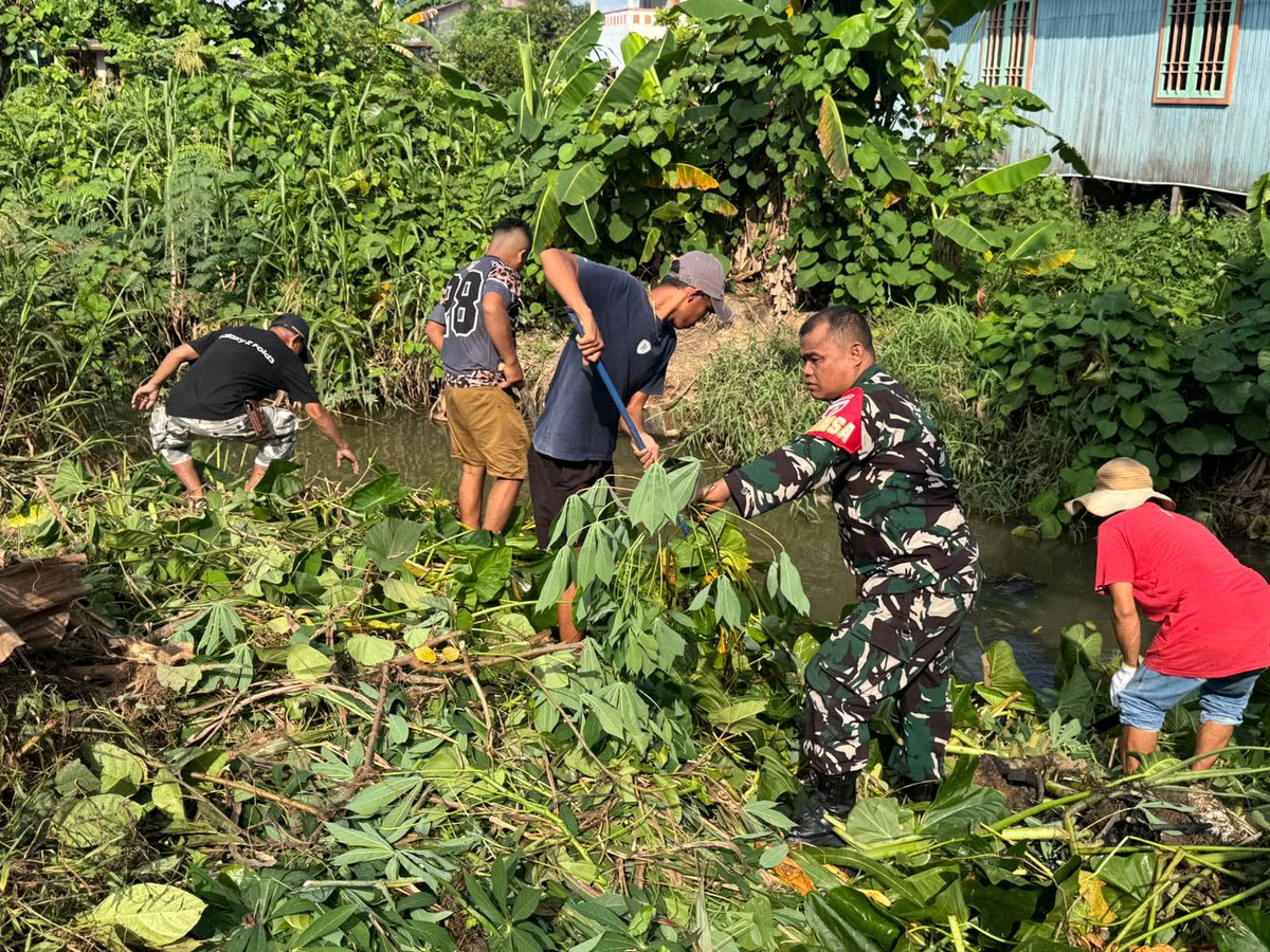 Kodim0901Smd's tweet photo. Babinsa Bersama Warga Gotong Royong Membersihkan Parit, Wujud Kepedulian Terhadap Lingkungan https://t.co/ZcEBlRTlmC