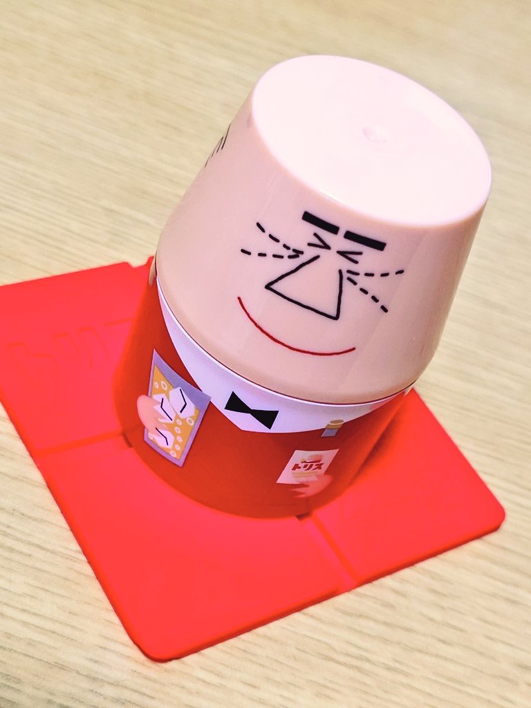 gingivanikuman's tweet photo. トリスについてるコースター、あまりにも良すぎる。
カップが可愛いし、シリコンのコースターは折りたためる仕様だし、なによりカップが可愛い。アンクルトリスかわいい。 https://t.co/n10pXvzlbF