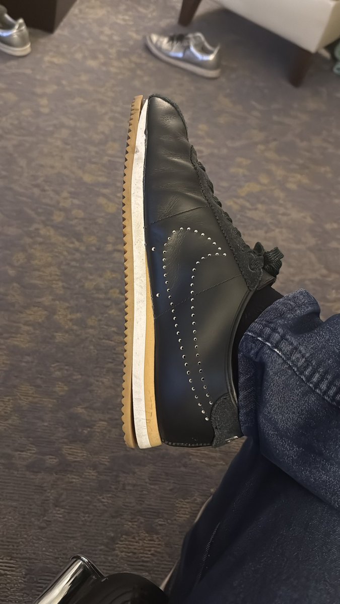 JoeyTerrySnyder's tweet photo. bought these a week ago from the Nike factory. what happened, @Nike ?

unreallllll. https://t.co/iTgIl93lOB
