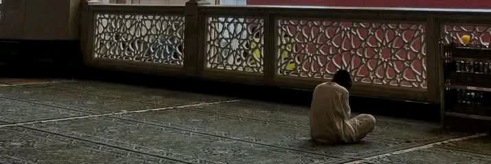 Balaghl's tweet photo. "واطمئننَّ فربُّ الكونِ مُطَّلِعٌ
ويُبدِّلُ الحالَ من ضيقٍ إلى رحبِ"♡ https://t.co/LS1vPSaLZJ