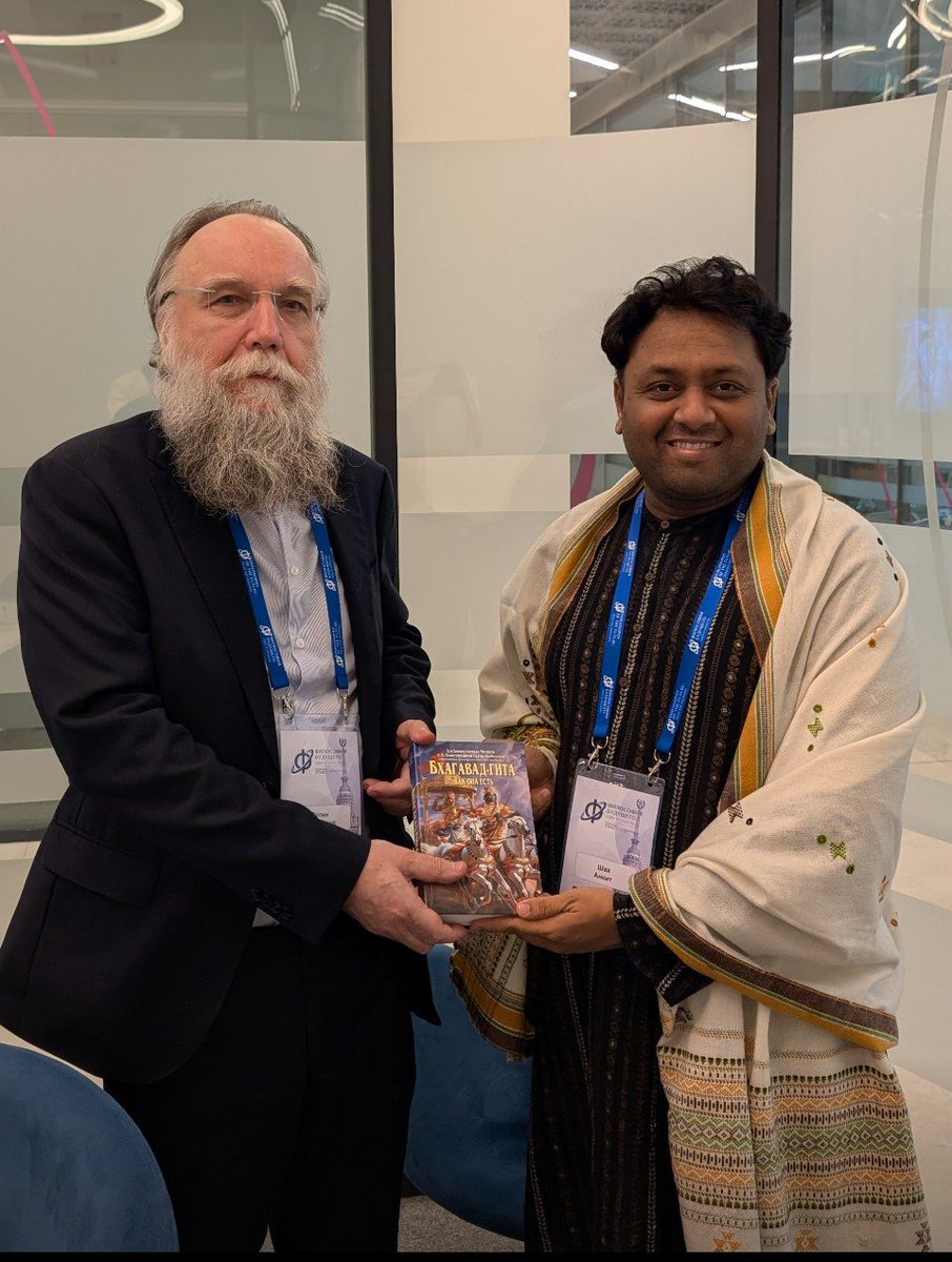 ankitatIIMA's tweet photo. 💥Presented Shree Bhagavad Gita to Prof. Dugin https://t.co/nayBP3AooH