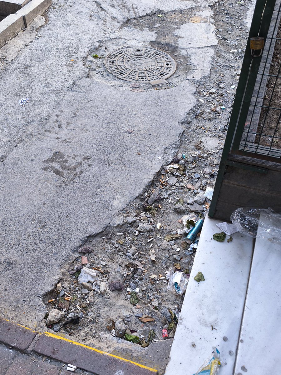 mbalkkk's tweet photo. 📍 Mecidiyeköy/ Şişli
"16 milyon için çalışıyoruz"
Telefonlar bu sloganla yankılanıyor fakat bu 16 milyonun yaklaşık 1 milyon nüfusunun yaşadığı bölgede yapılan arıza çalışması sonrası bu kaldırım 25 gündür bu şekilde. @iskignmudurlugu 
@IBBcozummerkezi https://t.co/9zrGjXlnLN