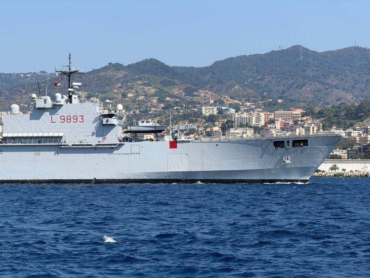 ItalianNavy's tweet photo. Nello Stretto di Messina, l'unità d'assalto anfibio #SanMarco e l'unità combattente multi missione #FrancescoMorosini si incontrano:  le due unità sono impegnate rispettivamente nella Campagna d'Istruzione del 2° Corso della Scuola Navale Militare Francesco Morosini e nell’ @EUNAVFOR_MED 

#IlGrandeEquipaggio