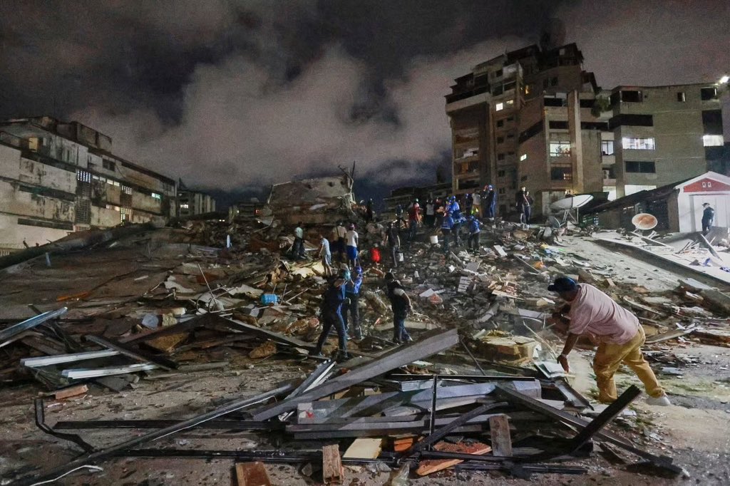 SterlingEx6111's tweet photo. JUST IN :

Reports from Venezuela comfirm over 1700 deaths ,12,000 injuries and over 30,000 persons still missing from the twin earthquake that struck the country,rescue teams from usa Europe and other countries are still in search to ensure recovery while the injured are in the hospital for medical attention,what do you think could be the cause of the disaster?#México #salı .