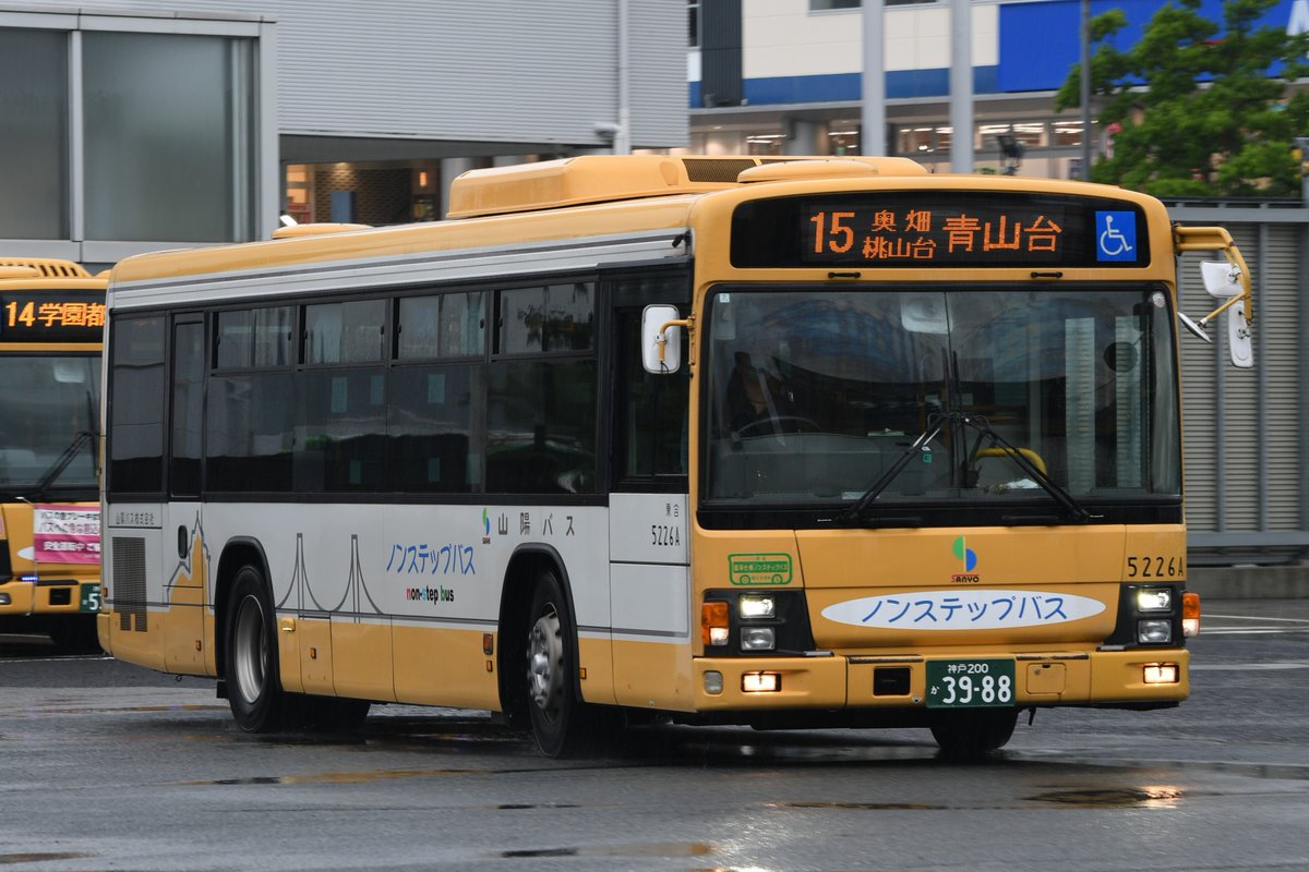 cat103850's tweet photo. 山陽バスと市バス　
垂水区・学園都市などでは広く共同運行をされているけれど
今回山陽バス側の運賃改定で　山陽バスと市バス　乗るバス会社で運賃が異なることに… https://t.co/u9bmgfogoD