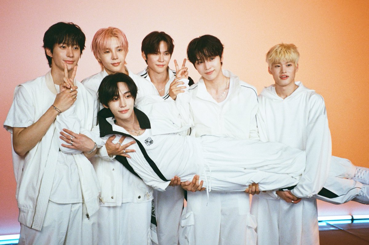 wonS2bin's tweet photo. 나도 딸이지만 이런 대접 못 받음
아웅 사랑스러 아웅 라이즈 가족 고명딸 https://t.co/K6fr4QYCup