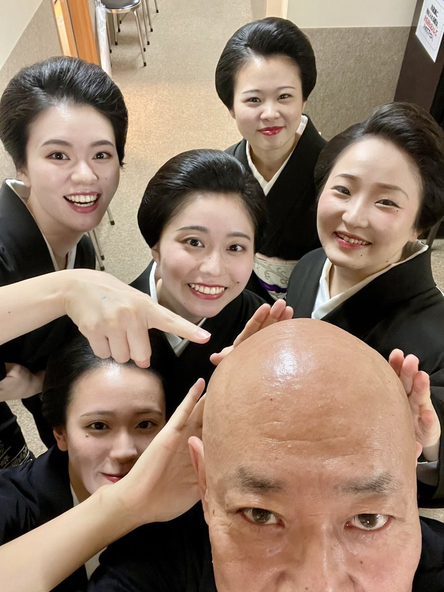 imai_sangenten's tweet photo. 京都五花街合同公演
　👨‍🦲ハゲの賑い👨‍🦲
💡ここ光ってます‼️
#京都 #南座
#祇園甲部
#五花街 https://t.co/n1zxtjkqFd