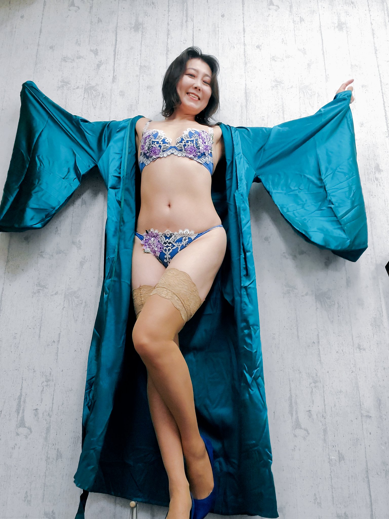 ６月もありがとうございました😄 充実の一か月でした💦 撮影会スタジオで自撮りした写真と共に いつも支えてくれる皆様へ 感謝を込めて💕 さて ７月は神崎まゆみの誕生月でございます🎂 私から特別なお知らせもありますので お楽しみに☺️ https://t.co/3n27gP8RvW