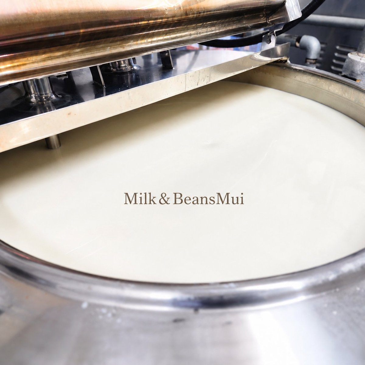 milk_beans_mui's tweet photo. こんにちは、Milk＆BeansMui本店です。

もうすぐ、帰ってきます！！

店舗限定でご好評いただいていた
**低温殺菌牛乳「銀ノ高原牛乳」**を、近日再販予定です🐄

中山農場さんで搾ったばかりの新鮮な生乳を、
65℃で30分間じっくり低温殺菌。

さらに、脂肪球を細かく砕かないノンホモジナイズ製法で仕上げているため、
生乳本来のやさしい風味やコクをそのままお楽しみいただけます。

冷蔵庫で静かに置いておくと、
表面にゆっくりと集まる濃厚なクリーム。

それは、自然のままの牛乳だからこそ生まれる、おいしさの証です🥛

皆さまにお届けできる事を、スタッフ一同楽しみにしています