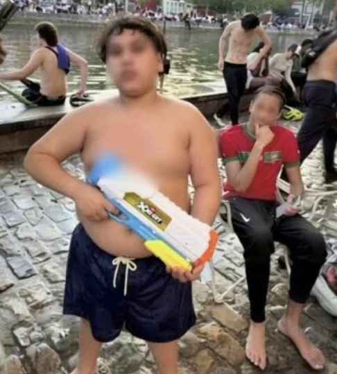 mrvicfer's tweet photo. L'affaire Hamza "La douane" soulève une question de fond. 

On nous apprend qu'Hamza a installé un péage à 2€. 

J'imagine donc que sur un des ponts du canal Saint-Martin, il menace les passants de les arroser s'ils ne payent pas. 

Imaginons la scène : 

Je traverse le pont en famille et un petit immigré à la con me dit "Wesh, c'est deux euros" (sans la liaison avec son accent d'arbre généalogique en cercle). 

Je lui prends son pistolet et lui fait racheter 50€. 

S'il y a des grands avec lui, c'est une occasion de me dégourdir les poings. 

D'où ma question : quel genre de sous-homme paye 2€ à Hamza ? 

Ah, oui, un parisien de gauche.