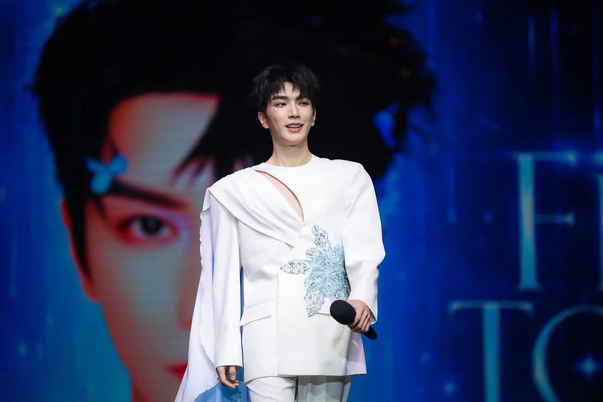 AllNews_th's tweet photo. “The Viral Hits” จัดใหญ่ FIRST TOUCH พา “JIN XUANYU” พบแฟนไทยครั้งพิเศษ กระแสตอบรับอบอุ่น แฟนคลับร่วมงานคึกคัก
#JINXUANYUFirstTouchinBKK
#JINXUANYU #จินเสวียนอวี่
#JINXUANYUinBangkok
#FirstTouch
#TheViralHits #ViralHitsMusicVision
#QENRYX
🔗https://t.co/g71eqRapJB
ประสบความสำเร็จอย่างอบอุ่นและน่าประทับใจ สำหรับงาน The Viral Hits Presents JIN XUANYU FIRST FAN MEETING & FAN SIGN IN BANGKOK 2026 “FIRST TOUCH” ที่จัดขึ้น ณ โรงละครคาลิปโซ่ เอเชียทีค เดอะ ริเวอร์ฟร้อนท์ จาก The Viral Hits ภายใต้การบริหารของ คุณแมกซ์-ภัทรกฤต ดวงสนิท ซึ่งได้รับความสนใจจากแฟนคลับและสื่อมวลชนอย่างคึกคัก ที่ถือเป็นอีกหนึ่งโมเมนต์พิเศษที่แฟนๆ ชาวไทยรอคอย เพราะเป็นการพบกันอย่างใกล้ชิดกับ JIN XUANYU ภายใต้คอนเซปต์ “FIRST TOUCH” ที่ถูกออกแบบให้เต็มไปด้วยความอบอุ่น ความประทับใจ และความใกล้ชิดระหว่างศิลปินกับแฟนคลับ ผ่านกิจกรรม Fan Meeting, HI TOUCH, Photo Group, Photo 1:1 และ Fan Sign ที่จัดขึ้นอย่างเป็นระบบและใส่ใจทุกรายละเอียด
บรรยากาศภายในงานเต็มไปด้วยพลังความรักจากแฟนๆ ที่เดินทางมาร่วมงานกันอย่างอบอุ่น ตั้งแต่ช่วงลงทะเบียนไปจนถึงกิจกรรมบนเวที โดยแฟนคลับต่างส่งเสียงเชียร์ ให้กำลังใจ และร่วมสร้างโมเมนต์น่าจดจำตลอดทั้งงาน ทำให้บรรยากาศของ FIRST TOUCH กลายเป็นงานแฟนมีตติ้งที่เต็มไปด้วยรอยยิ้ม ความสุข และความประทับใจทั้งจากศิลปินและผู้เข้าร่วมงาน
JIN XUANYU เผยความรู้สึกถึงการได้เดินทางมาพบแฟนๆ ชาวไทยในครั้งนี้ว่า รู้สึกดีใจและประทับใจมากกับการต้อนรับที่อบอุ่นจากทุกคน พร้อมขอบคุณแฟนๆ ชาวไทยที่มอบพลัง ความรัก และเสียงเชียร์ให้ตลอดงาน โดยบรรยากาศในประเทศไทยครั้งนี้ทำให้เขารู้สึกใกล้ชิดกับแฟนๆ มากขึ้น และเป็นอีกหนึ่งความทรงจำที่พิเศษมากสำหรับการเดินทางมาพบแฟนๆ ในประเทศไทย
นอกจากโมเมนต์ของ JIN XUANYU แล้ว อีกหนึ่งไฮไลต์สำคัญของงานคือโชว์เปิดเวทีจากศิลปินบอยกรุ๊ปน้องใหม่ QENRYX ภายใต้สังกัด Viral Hits Music Vision ที่มาร่วมสร้างสีสันและเปิดบรรยากาศของงานอย่างสดใส ด้วยพลังการแสดงที่เต็มไปด้วยความตั้งใจ ทำให้แฟนๆ ได้เห็นอีกหนึ่งก้าวสำคัญของศิลปินไทยรุ่นใหม่บนเวทีอีเวนต์ระดับเอเชีย
ด้าน คุณแมกซ์ ภัทรกฤต ดวงสนิท ผู้บริหาร The Viral Hits เปิดเผยถึงความสำเร็จของงานครั้งนี้ว่า “ก่อนอื่นต้องขอขอบคุณแฟนๆ ทุกคนที่ให้การตอบรับงาน FIRST TOUCH อย่างอบอุ่นมากๆ ครับ เราตั้งใจให้งานครั้งนี้เป็นมากกว่างานแฟนมีตทั่วไป แต่อยากให้เป็นพื้นที่ที่ศิลปินและแฟนๆ ได้มีโมเมนต์ร่วมกันอย่างใกล้ชิด ได้รับความสุขกลับไป และรู้สึกว่านี่คือความทรงจำที่พิเศษจริงๆ กระแสตอบรับในครั้งนี้ถือว่าดีมากครับ ทั้งจากแฟนคลับที่ให้ความสนใจอย่างต่อเนื่อง และจากบรรยากาศหน้างานที่อบอุ่นมาก ทุกเสียงเชียร์ ทุกโมเมนต์ที่แฟนๆ มอบให้ศิลปิน เป็นสิ่งที่ทำให้งานครั้งนี้มีความหมายมากขึ้น สำหรับ The Viral Hits เราให้ความสำคัญกับคุณภาพของงาน ความปลอดภัย ระบบการจัดการ และประสบการณ์ของแฟน ๆ เป็นหลัก เพราะเราอยากให้ทุกคนรู้สึกมั่นใจและมีความสุขกับงานที่เราจัด”
ปิดท้ายด้วยบรรยากาศแห่งความสุข ความประทับใจ และการต้อนรับอันแสนอบอุ่นจากแฟนๆ ชาวไทย ซึ่งกลายเป็นอีกหนึ่งโมเมนต์สำคัญที่ทั้งศิลปิน ผู้จัดงาน และแฟนคลับจะจดจำร่วมกัน