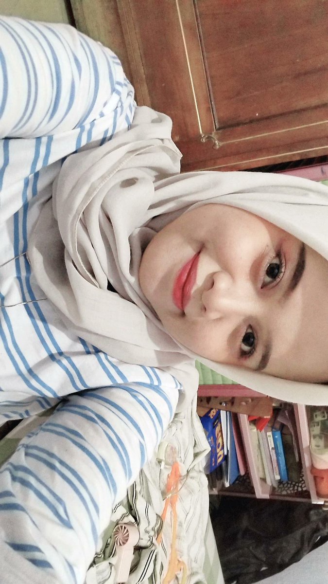 cvbxyu's tweet photo. [QUEER FRIENDSHIP APPLICATION]

Name: Juwa
Age: 23
Occupation: apa ya?
Zodiac: libra baik
Height: yg jelas pendek
Hobby: music (?)
Funfact: jariku pendek, hobi pap miring https://t.co/4tfVAaLmcq