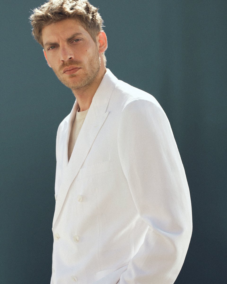 MANGO_Man's tweet photo. Summer dressing starts with fewer layers and better choices. Discover the collection at https://t.co/n17tLa9pEj
Polo shirt: 37091435
Jacket: 37051358
Shirt: 37051353
Bermuda shorts: 37071334
#MangoMan https://t.co/Y96lfJe8Dh