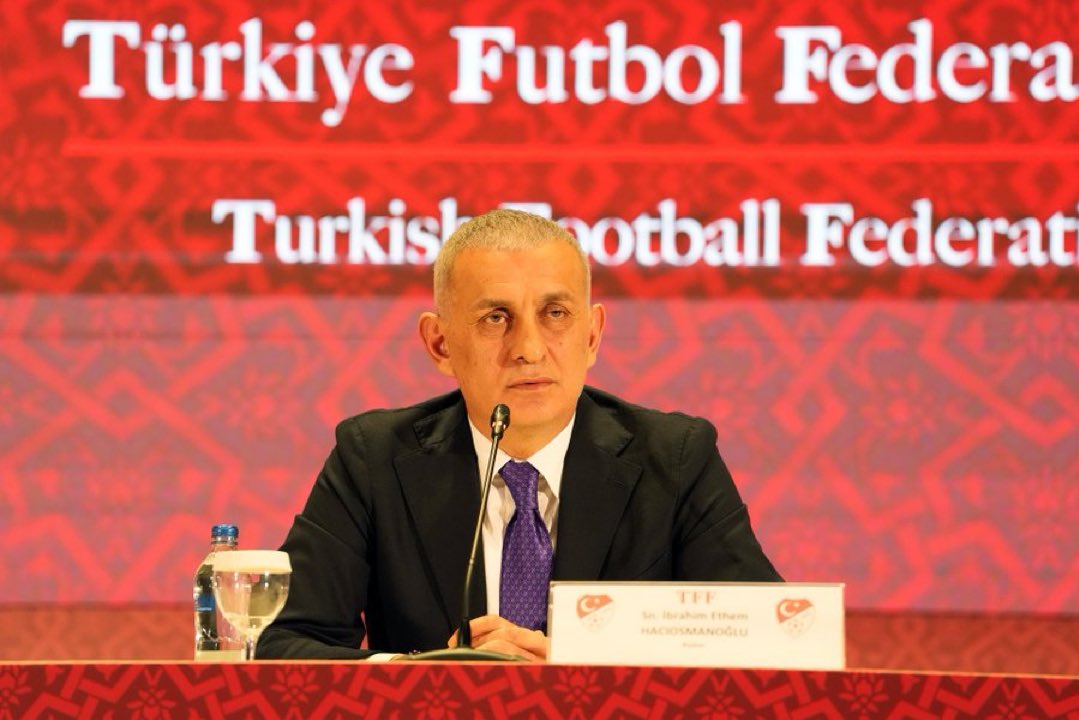 Feneristcom's tweet photo. 40 YILDIR AYNI DÜZEN!

💥 İşlerine Geleni 10 Kere Gösterirler, İşlerine Gelmeyeni Göstermezler, Özete Dahi Koymazlar 

💥 İbrahim Hacıosmanoğlu: "Yayıncı kuruluş bazen öyle görüntüleri kasıtlı olarak getirmiyorlar ki mesela kale arkasında görüntü var onlar başka görüntü getiriyorlar ortalık yangın yerine dönüyor. Seneye ihale var, bunları yapamayacaklar. Hatta bunları sorduğumuzda espri ile karışık “Kamuoyunda tartışma olsun, biraz alevlensin diyorlar” dedi. Yayıncı kuruluştan ben de şikayetçiyim."