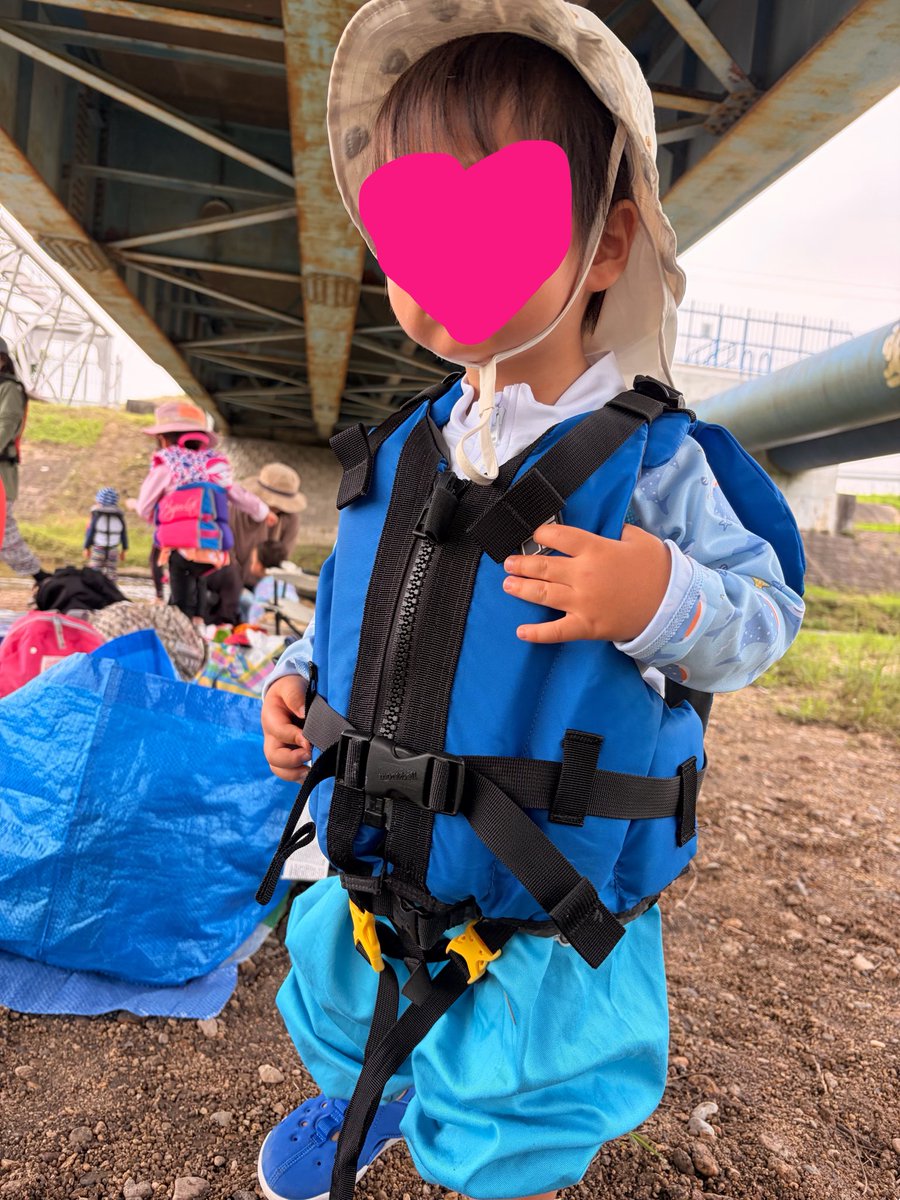 ahk1013's tweet photo. しんど…！みたいな日もあるけど、1歳半と毎日外でたくさん遊んで幸せでしかないなと思う日々。ダンゴムシとかヤゴとか触ったのいつぶり…！ https://t.co/9SHrbb1otk