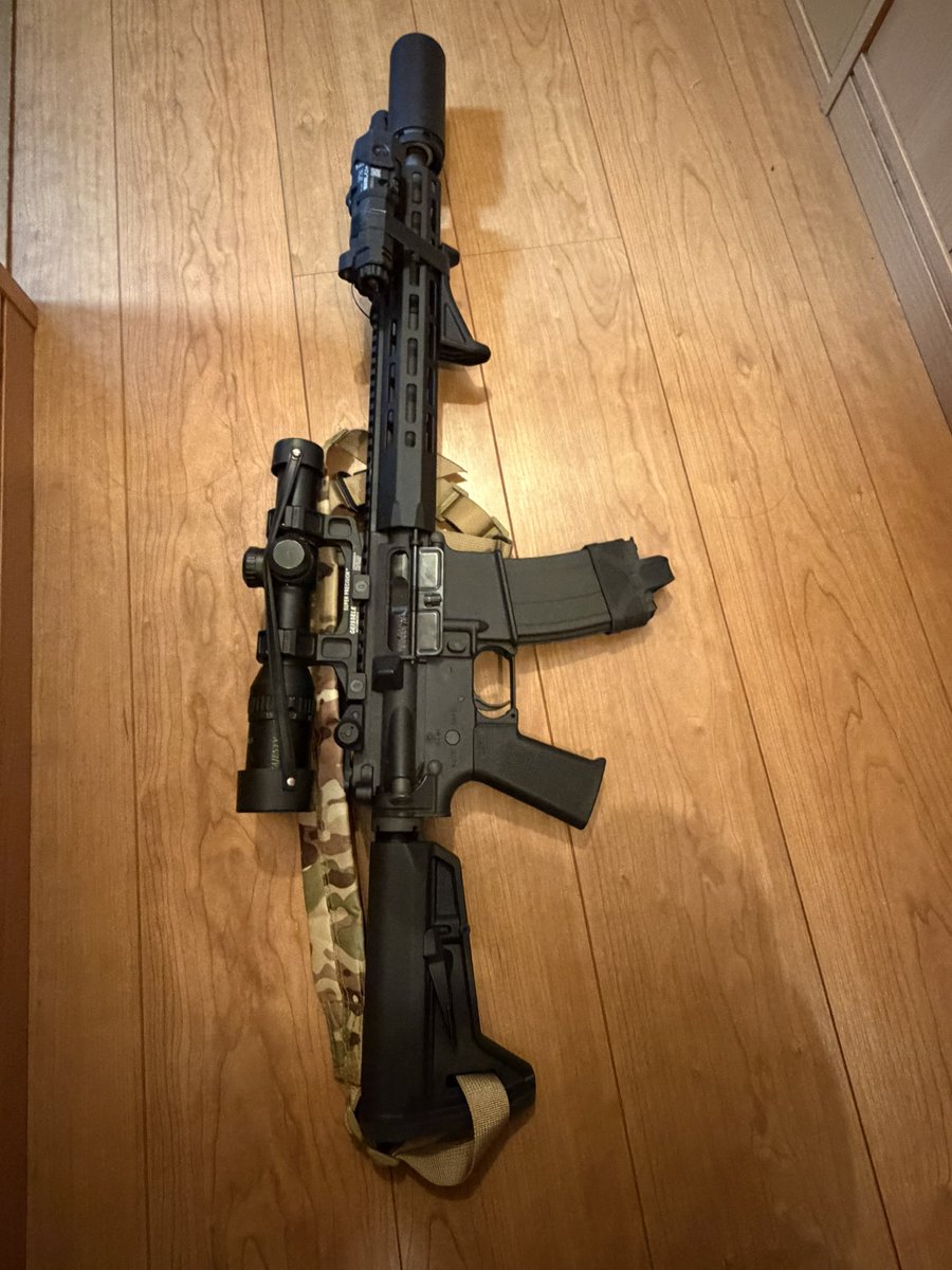 cit_sabage's tweet photo. 今年もやっていきます愛銃紹介！
最初は中の人の銃から！

GHK M4 V3
KnightsとMAGPULでまとめたブルジョワですよブルジョワ

ガースガスガス、みんなもガスガンを使うでガス！
 #CITAC #サバゲー https://t.co/qybJwyNxXo