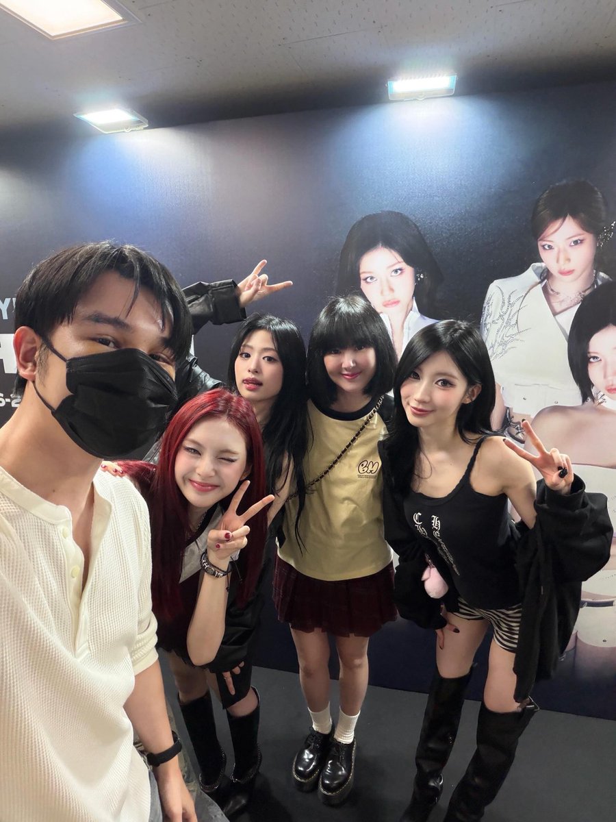picbaemon's tweet photo. CHIQUITA’s MOM shared a photo with BABYMONSTER on Instagram! https://t.co/6MsubQhG0z