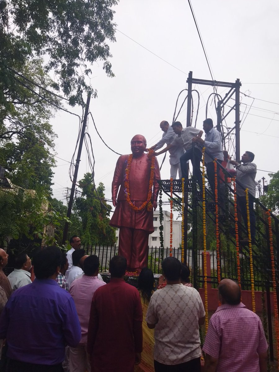 DevendraB64057's tweet photo. आज दिनाँक 30/06/2026 को मध्य प्रदेश के पूर्व विधान सभा अध्यक्ष , किसानों और गरीबों के मसीहा,परम श्रद्धेय स्व. दादा ईश्वर दास रोहाणी जी को श्रद्धा सुमन अर्पित करते हुए 🙏🙏 https://t.co/rT6gQUtjYs