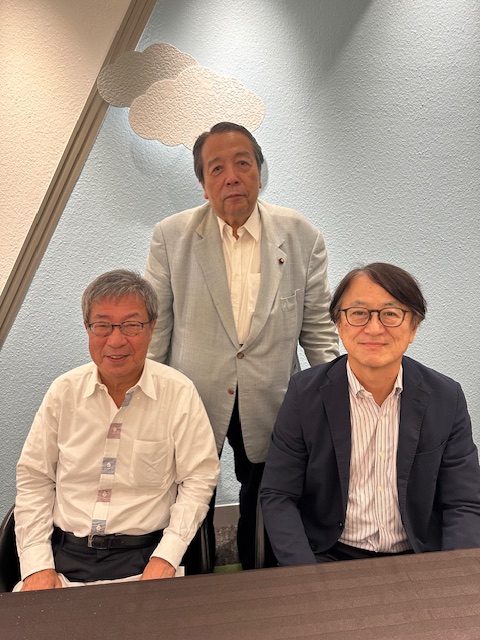 fujimaki_takesi's tweet photo. 「自民党前総務大臣の村上誠一郎氏との会食」
昨晩は前総務大臣の村上誠一郎氏と朝日新聞の前編集委員の原真人さんと夕食を共にした。
村上さんは私の小学校から高校まで2年下の後輩（私は東大に行けなかったから大学は先輩ではない）。小学校５年、６年の時の運動会では私は彼の組の引率係だった。
私や原さんの文章に加え、村上氏の意見を自民党の議員に配っているが、いまいち、反応が鈍いのを気にされていた。
彼も日本の財政には非常なり危機感を持っていて、ガソリン補助金、消費減税などに反対。財政等に関して極めてまともな感覚を持っていらっしゃる。
こんな政策を継続していれば日本人が不幸になるのは目に見えている。正統派金融論、財政論で危ないと説く政策は危ないのだ。「学問を馬鹿にするものではない！」という点で３人で意気投合した。
これだけ財政、金融が危機的状況に落ちっていても国会で議論もされない。今の状況を理解している議員が村上氏他ごく少数しかいないのだろう、
情けない・。暗い気持ちになる・。