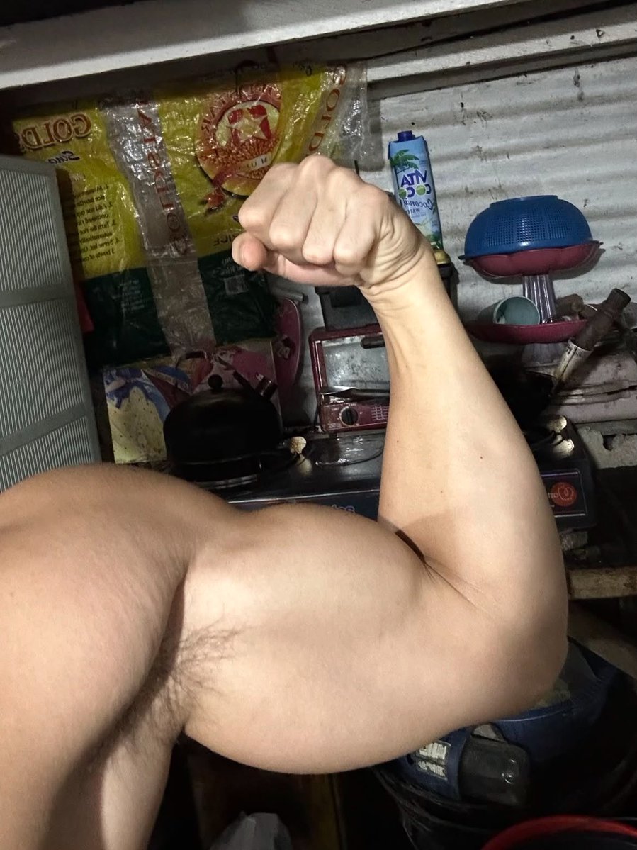 Forivcs's tweet photo. Tadi liat orang bicep nya zegini, ini berapa cm yak lingkar nya ? https://t.co/okOfXssZYn