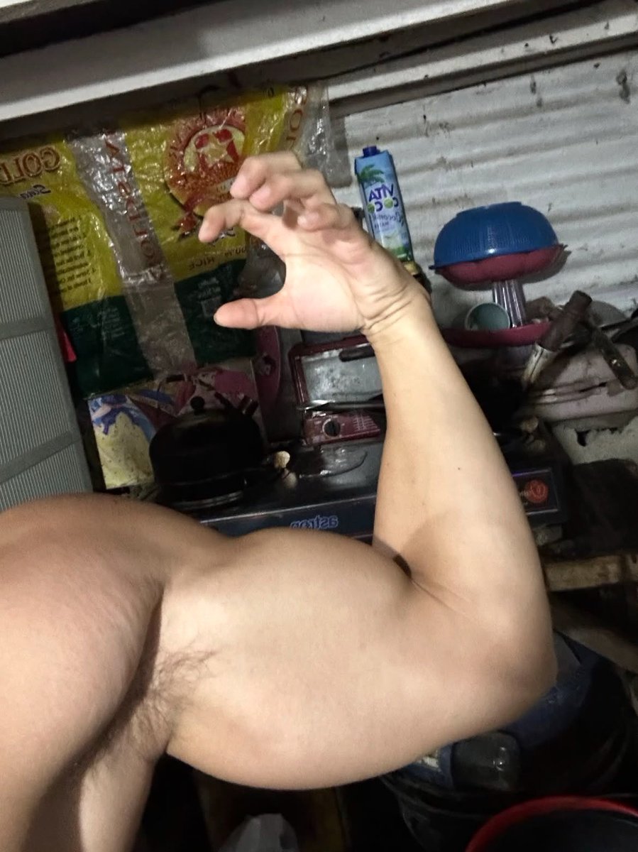 Forivcs's tweet photo. Tadi liat orang bicep nya zegini, ini berapa cm yak lingkar nya ? https://t.co/okOfXssZYn