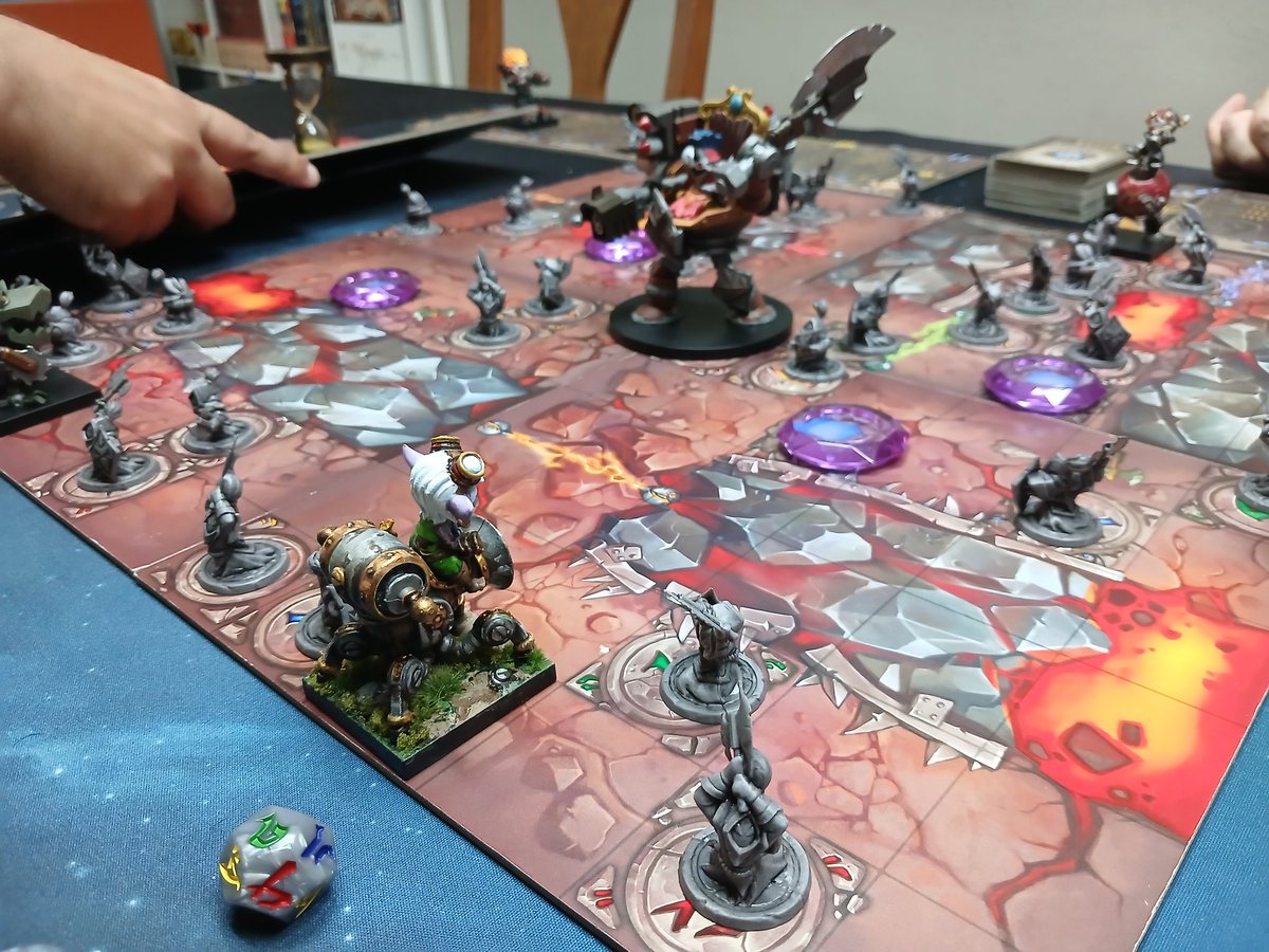 SergPang's tweet photo. Terminamos con los escenarios de #MechsVsMinions, un juego muy divertido de programación de acciones, y para acabar un par de partidas rápidas a #GotFive!
@BGGasteiz https://t.co/p313UiRi3f
