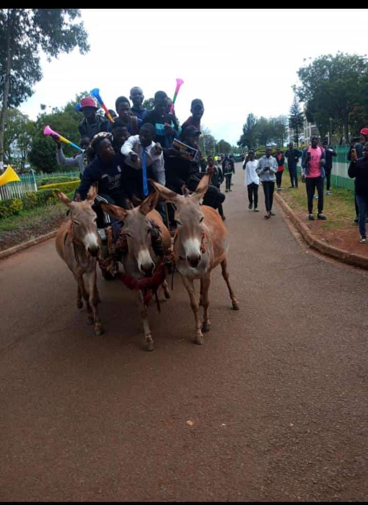 __mtskid's tweet photo. Campaign ya huko Kisii university siku za election 😂😂 https://t.co/oAOWR9t2z9