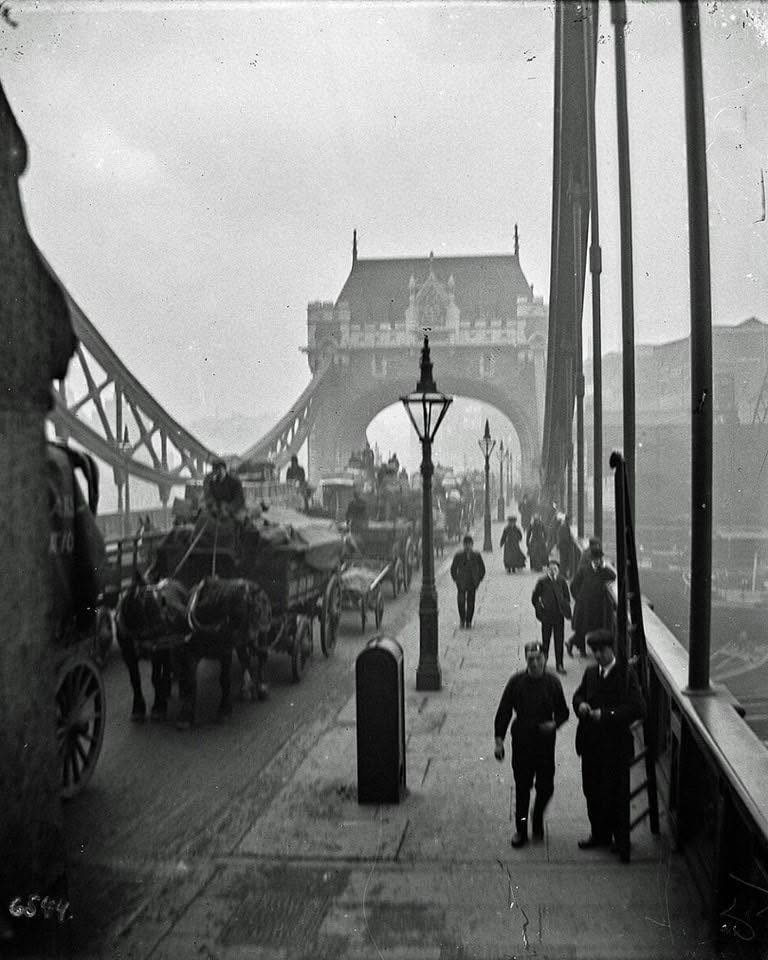 OldSchoolUK's tweet photo. Tower Bridge, London, England - 1894 https://t.co/WQsmFnWMn2