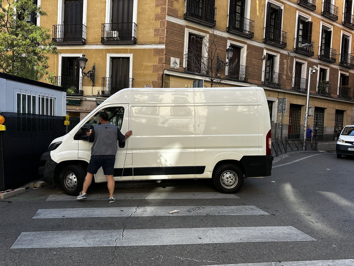 Ricardo_PyG's tweet photo. @AMovilidadMad seguimos sin poder transitar por las aceras ni cruzar por los pasos de cebra del centro de Madrid. Plaza de Herradores https://t.co/sJQ01SfHzs