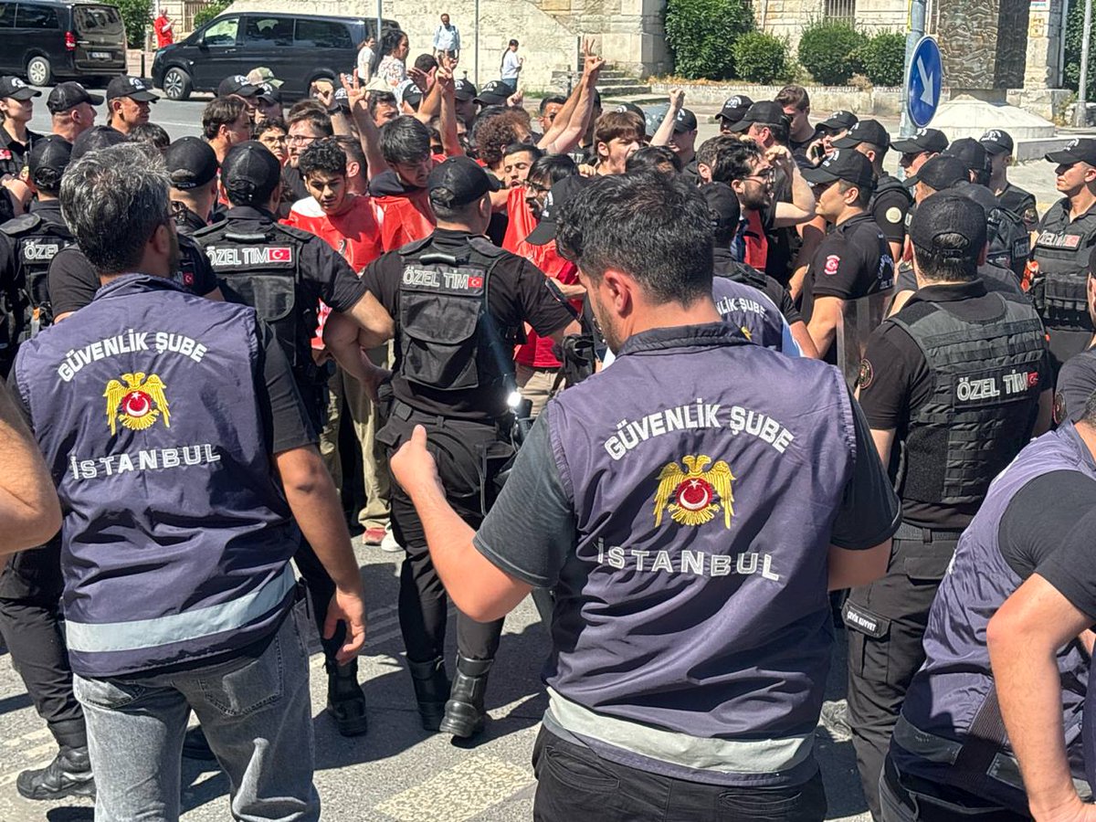 DGDistanbul76's tweet photo. Dün İstanbul Dolmabahçe'de NATO Parlamenter Zirvesi'ne karşı yürüyüşümüzde gözaltına alınan arkadaşlarımızın tamamı serbest bırakıldı.

Haklarımız ve özgürlüğümüzü savunuyoruz, geleceğimizi kazanmak için NATO'nun üstüne yürüyoruz! https://t.co/5uUKs9qPBR