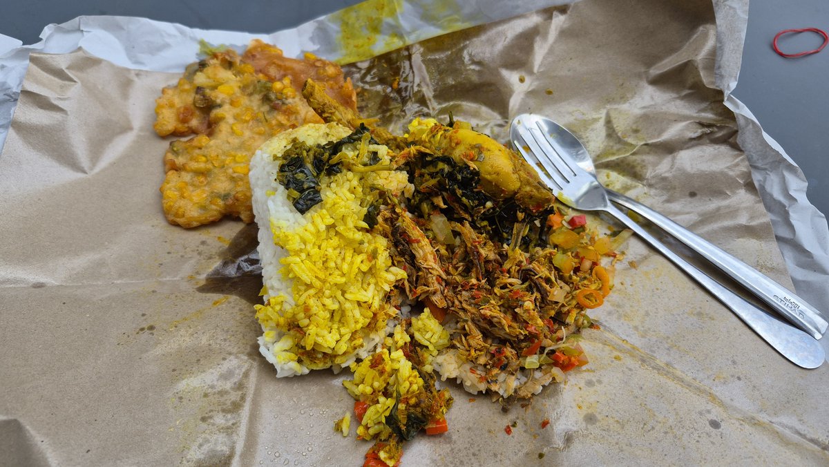 nyombek's tweet photo. Asli ini warung masakan Manado enak betul.
Tumis bunga pepayanya mantep, cakalang suwirnya gurih, ayam dan bebek woku mantep juga, kalo ga kesiangan masih dapet bakwan jagungnya. https://t.co/FtfJmW0VMC