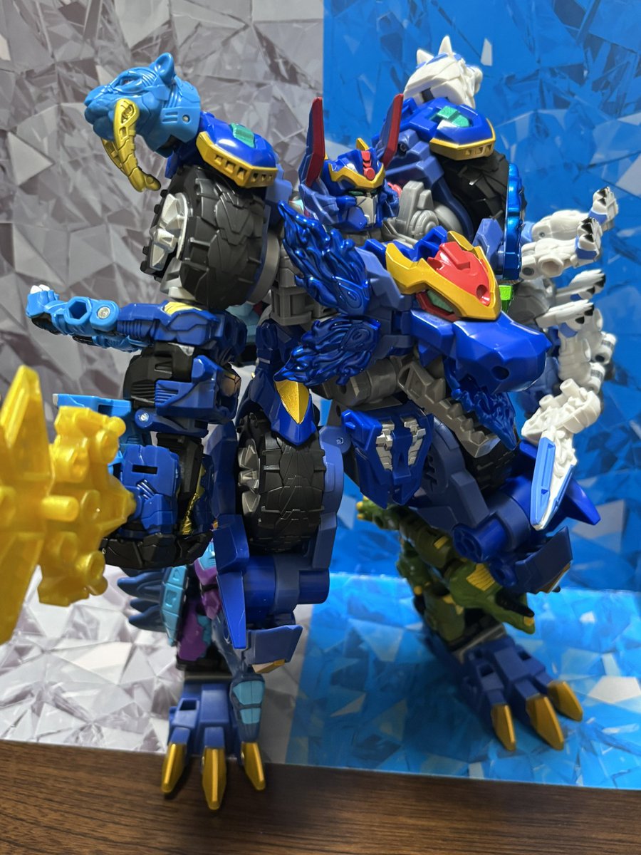 voidseeker13's tweet photo. 適当にワイルドッキングさせてみました
せっかくコバルトウィングがいるので背中にも…（いい顔してるなぁ）

#Transformers
#wildking_rexbrade
#トランスフォーマーワイルドキング https://t.co/RNEzG29vCQ