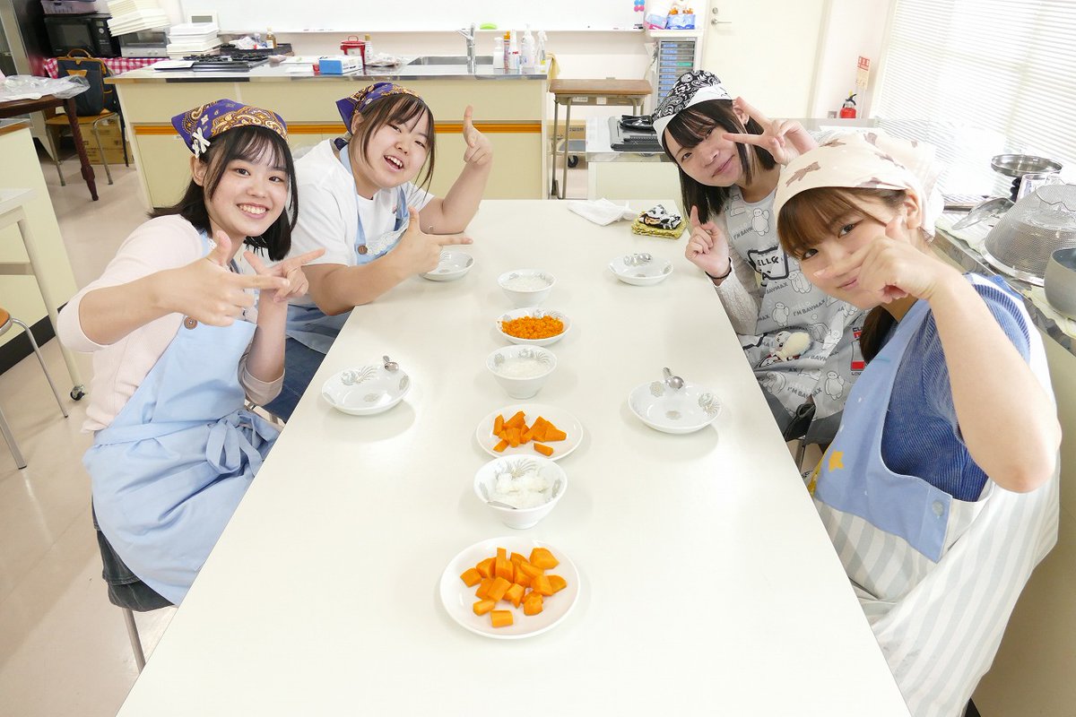 JOSEN70th's tweet photo. 【子どもの食と栄養Ⅰ】で調理実習をしました。

離乳食初期・中期・後期・完了期の「おかゆ」「ゆでた人参」を調理🥕。
完成後は、それぞれの期を各班で食べ比べて、柔らかさ、舌触りを確認しました。
初めて離乳食を作る学生が多く、先生に教わりながら頑張って作っていました😊
＃千葉女子専門学校 https://t.co/8LadJcHuIl