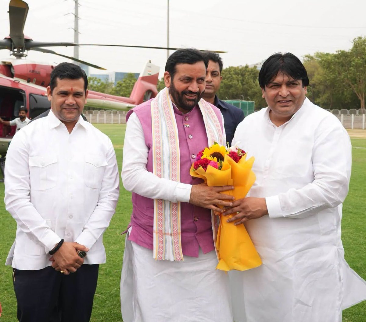 BJP4Haryana's tweet photo. गुरुग्राम आगमन पर केंद्रीय कृषि एवं किसान कल्याण मंत्री आदरणीय श्री शिवराज सिंह चौहान जी एवं हरियाणा के यशस्वी मुख्यमंत्री माननीय श्री नायब सिंह सैनी जी का भाजपा हरियाणा परिवार के सदस्यों ने आत्मीय स्वागत एवं अभिनंदन किया।

@ChouhanShivraj 
@NayabSainiBJP 
@MukeshSharmaGG 
@pintutyagi1985