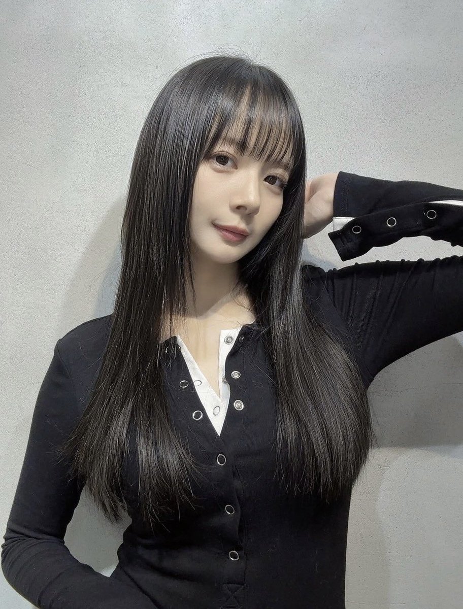 jyuku3150's tweet photo. 岡田紗佳さん32歳
ロングヘアー可愛すぎて国士無双級やろ。
170センチスタイルに世の男達はツモやろ。長髪派？ https://t.co/KV8MkPi2FU