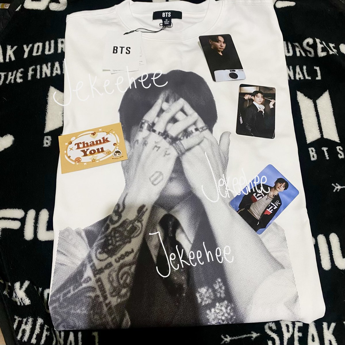 jekeehee's tweet photo. Another package just arrived safely and hottie🥴 thankyou kak @jjkviex buat PC gantengnya😚

and also biggest thanks to @rionyx_shop buat KAOS GANTENGNYA😭🙏🏻🙏🏻 impulsive buying turns out WORTH IT🧸✨ https://t.co/P9cYt9jXUm