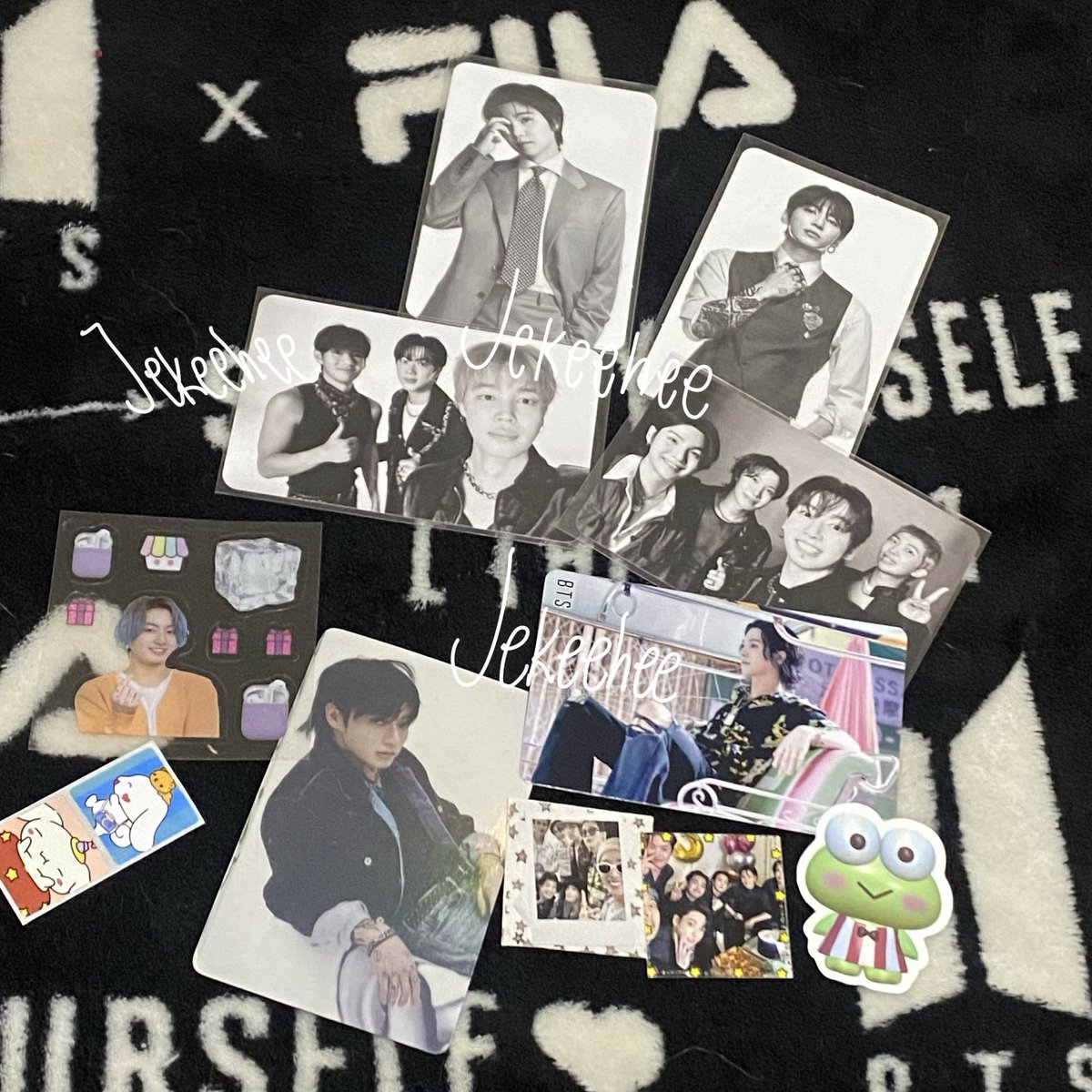 jekeehee's tweet photo. Another package just arrived safely and hottie🥴 thankyou kak @jjkviex buat PC gantengnya😚

and also biggest thanks to @rionyx_shop buat KAOS GANTENGNYA😭🙏🏻🙏🏻 impulsive buying turns out WORTH IT🧸✨ https://t.co/P9cYt9jXUm