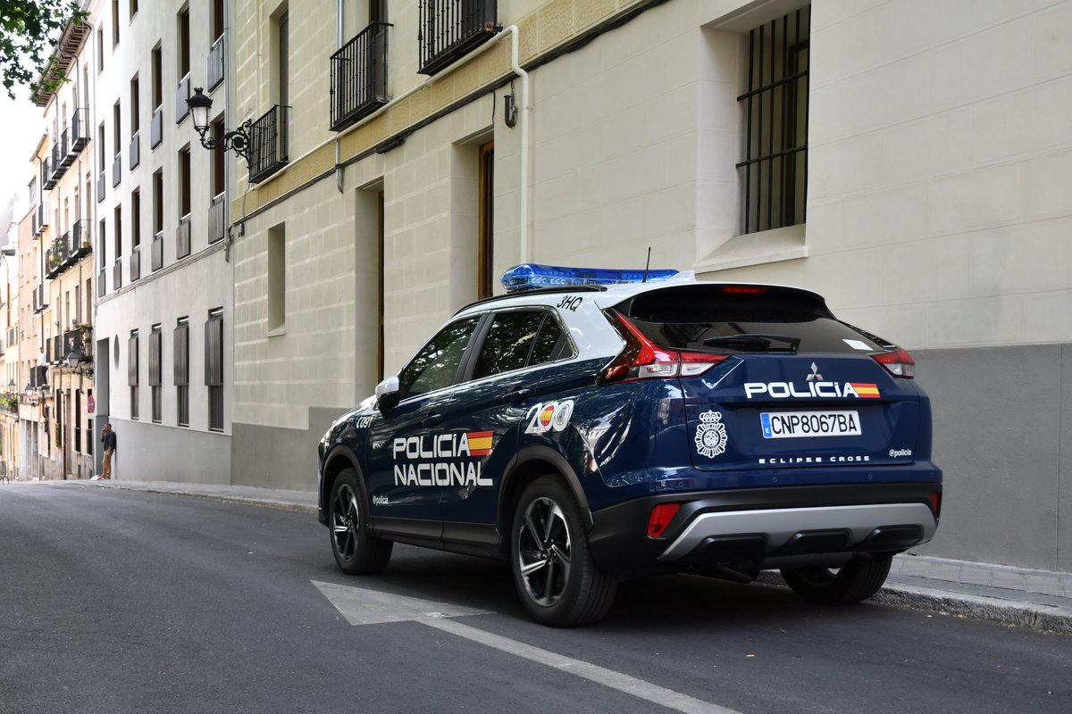 policia's tweet photo. 🎉 Viernes, la palabra que muchos esperaban leer

🚗 Comienzan desplazamientos, escapadas y planes para desconectar

👮 Antes de salir, recuerda viajar con prudencia y que nosotros seguimos ahí para lo que necesites
📲 091

#FelizViernes
#BuenosDías https://t.co/B6xGxCMHXx